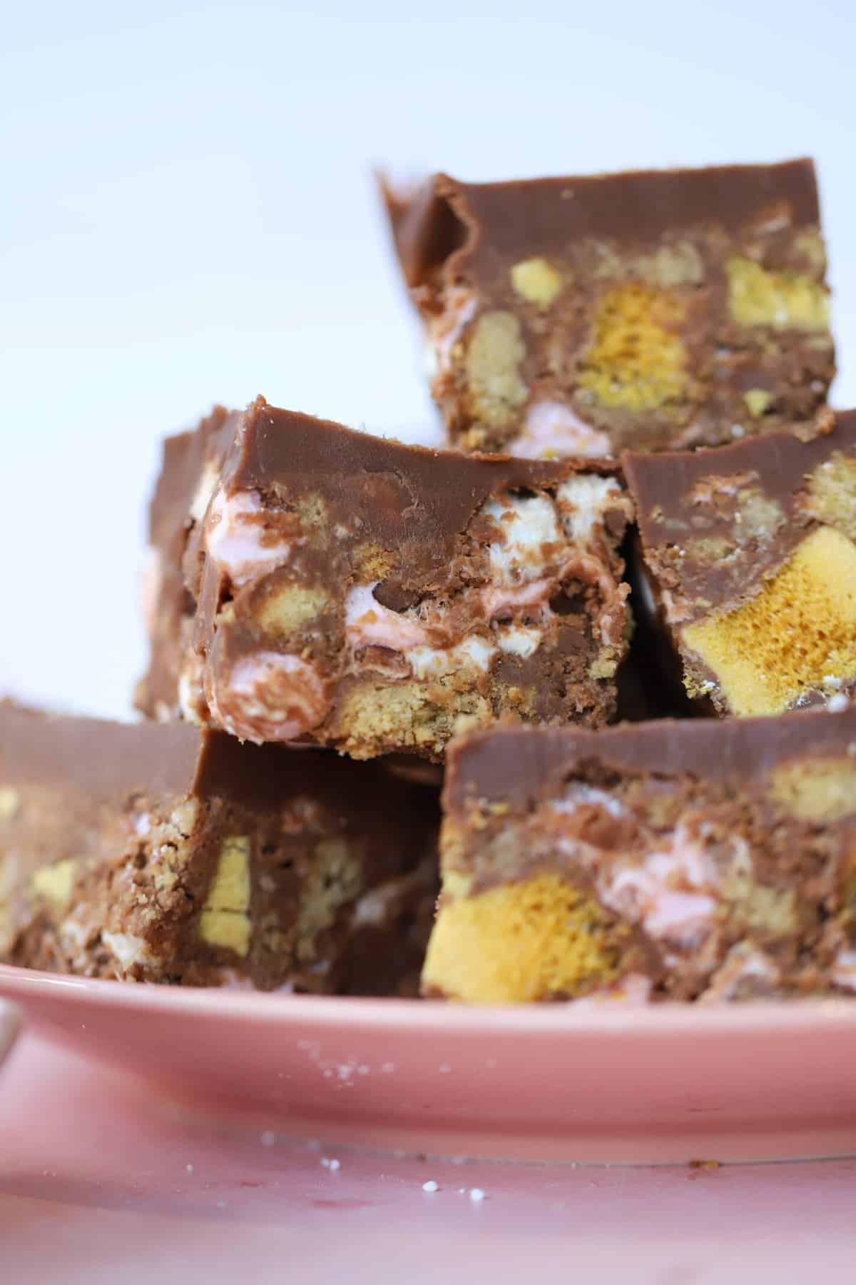Rocky Road Senza Glutine 3 Primo piano di una pila di rocky road.
