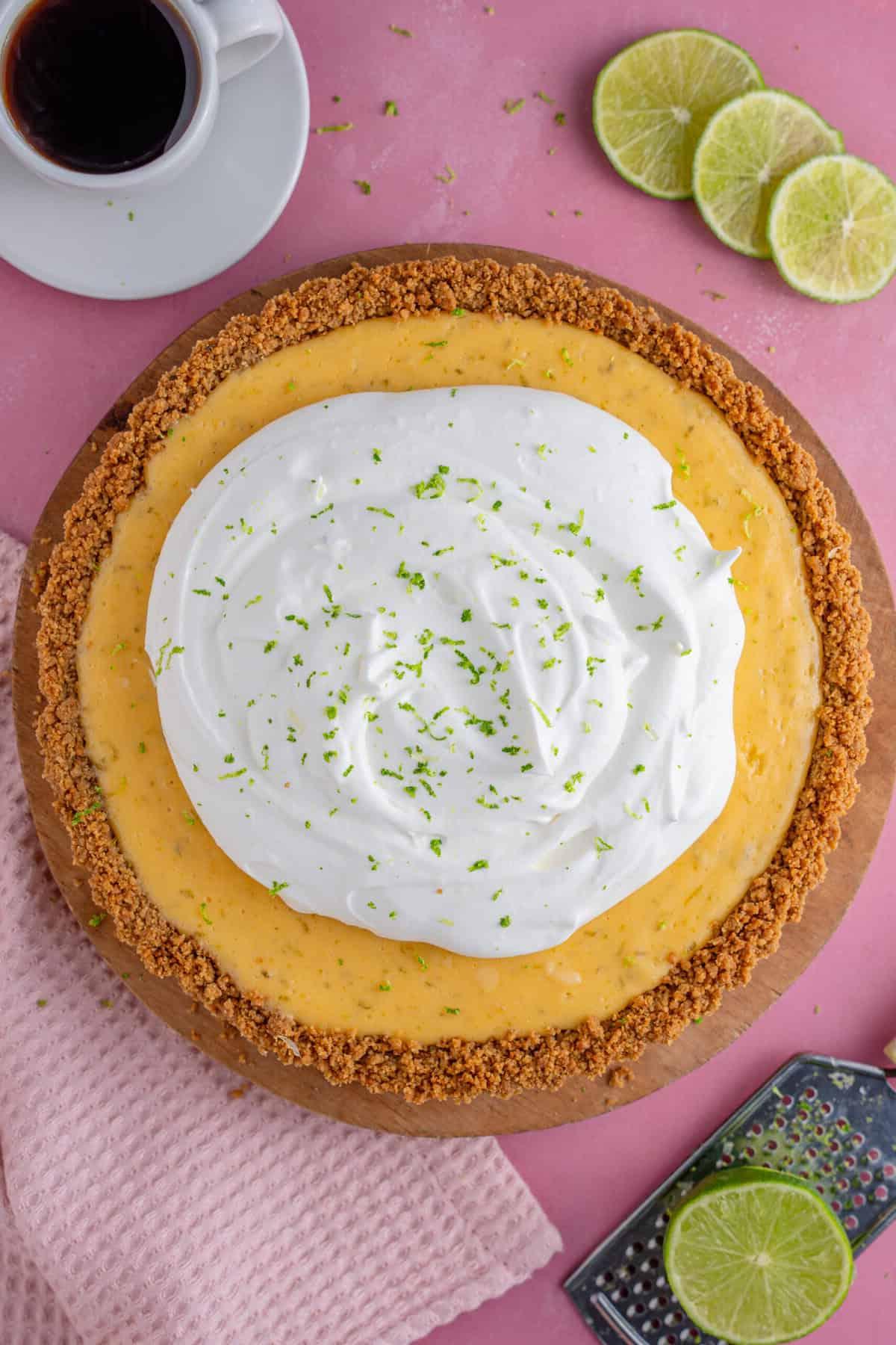 Torta al Lime Senza Glutine 3 Foto dall'alto di una torta Key Lime senza glutine.
