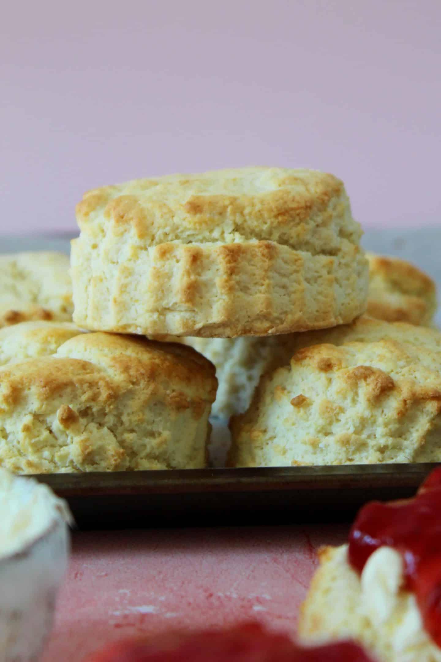 Scones Senza Glutine (Semplici o ai Frutti) 3 Scones senza glutine su una teglia da forno.