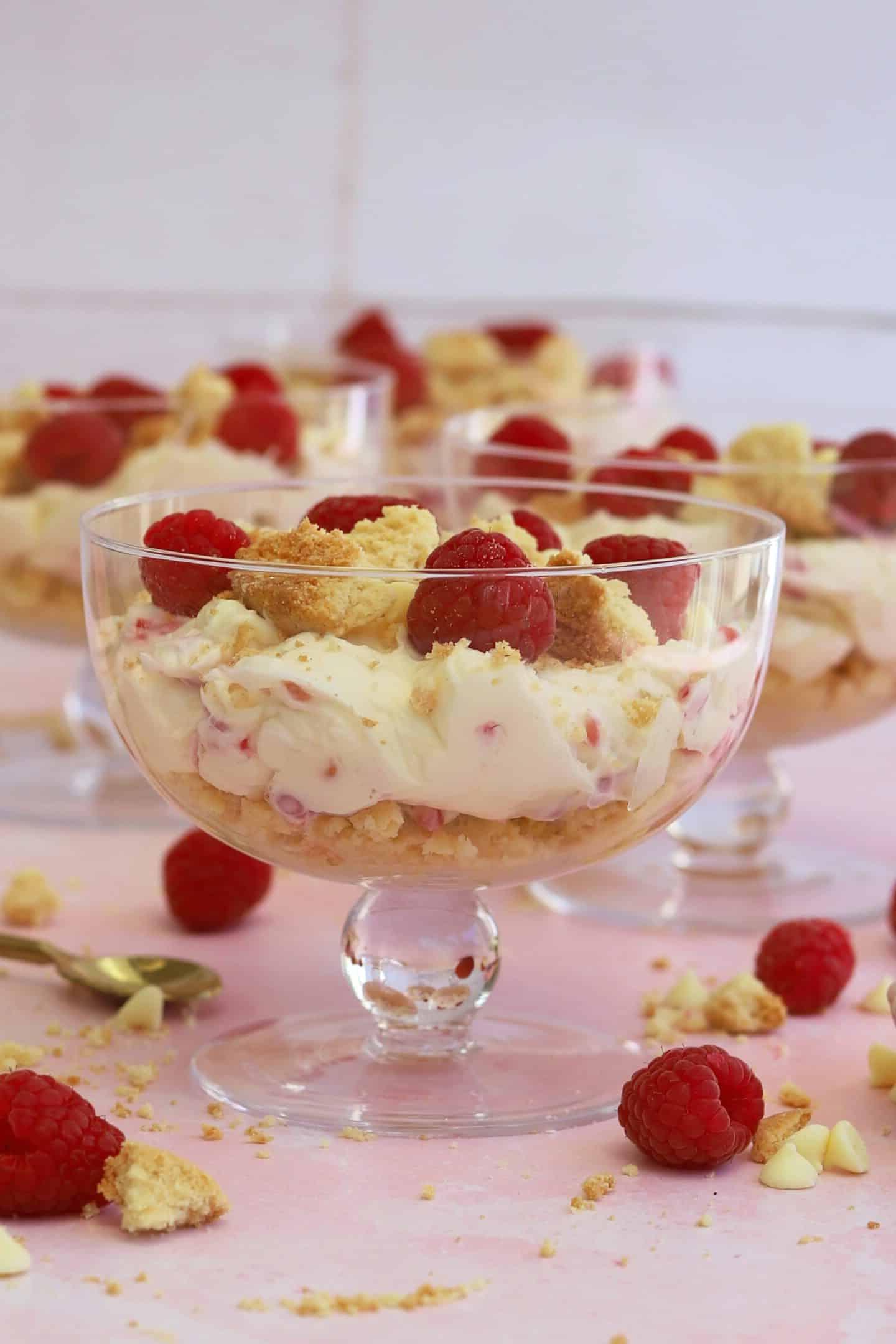 25+ Dolci Natalizi Senza Glutine 23 Raspberry and white chocolate cheesecakes in individual glass dishes.