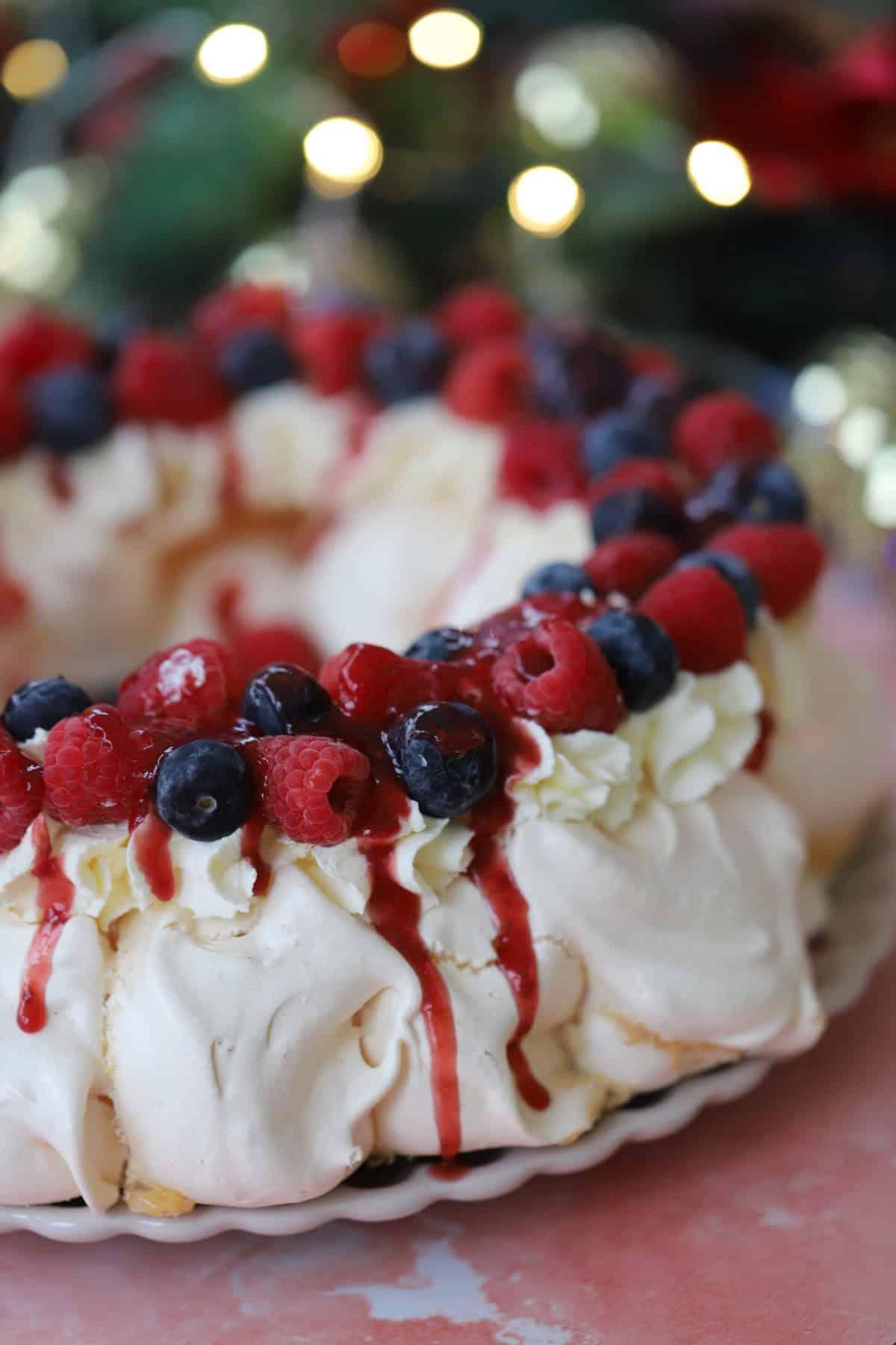 25+ Dolci Natalizi Senza Glutine 24 A close up of a Christmas wreath pavlova.