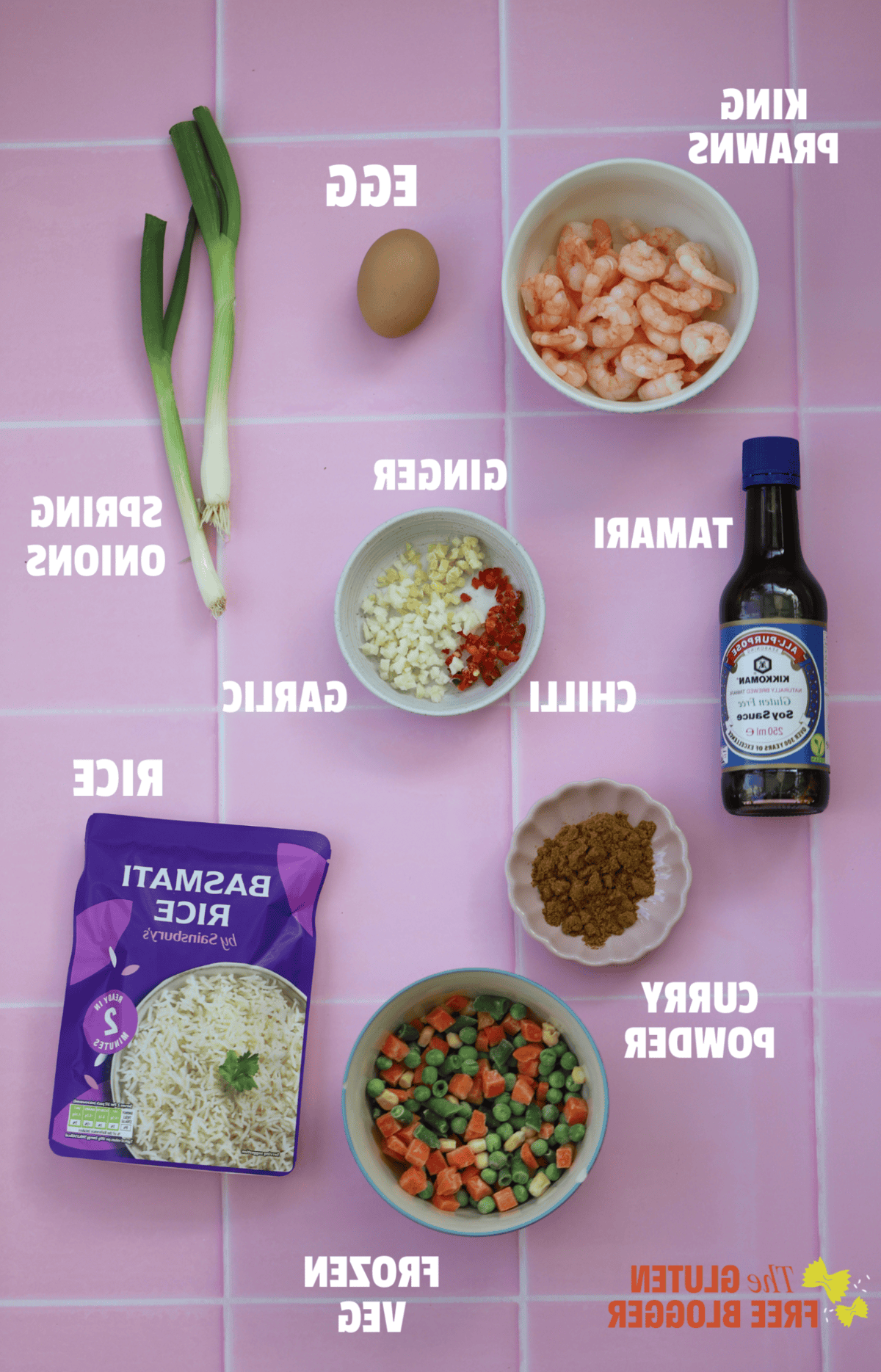 Riso Fritto di Singapore 4 Ingredienti per il riso fritto alla Singapore su uno sfondo di piastrelle rosa.