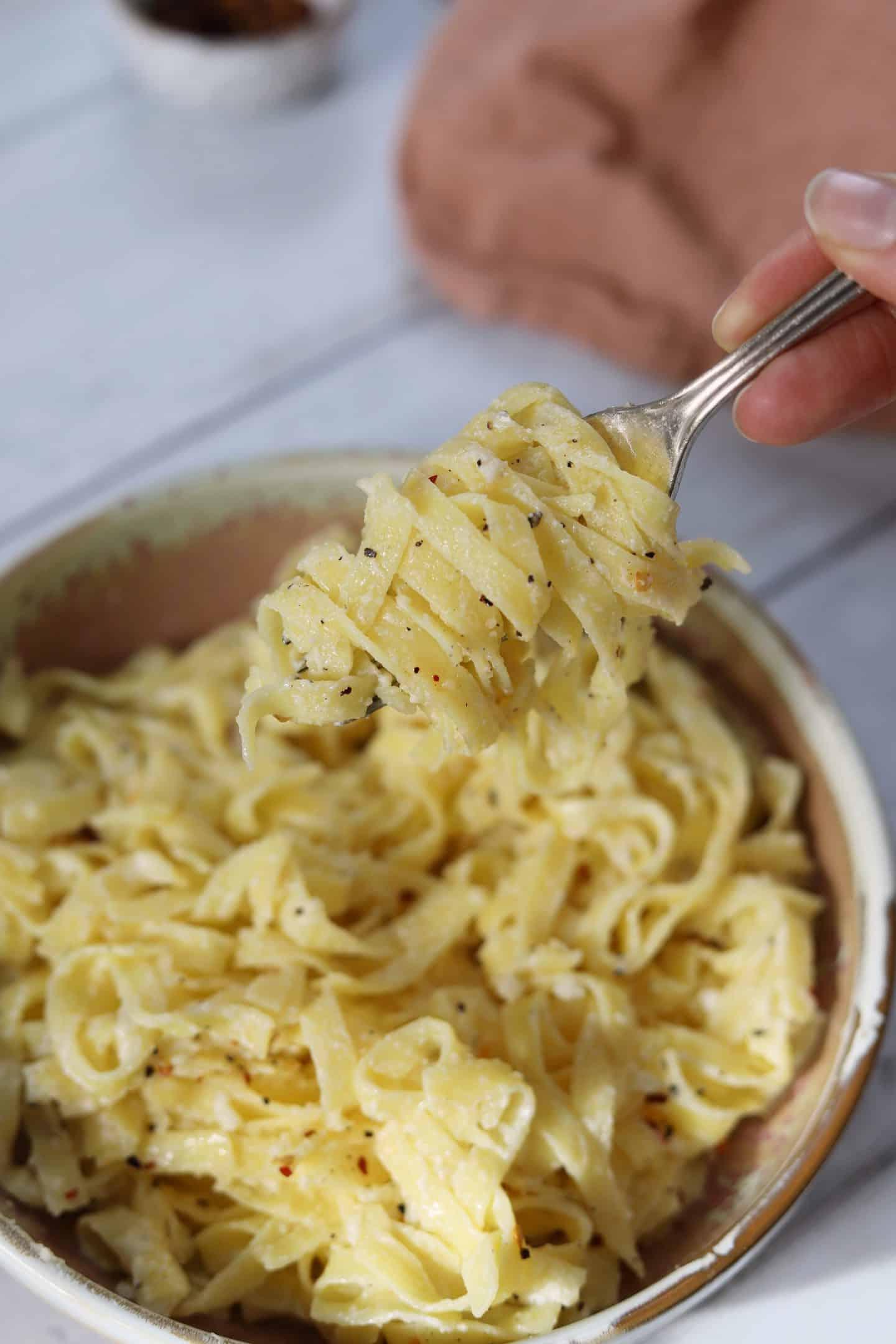Pasta Cremosa all'Aglio Senza Glutine 4 Pasta cremosa all'aglio senza glutine servita in una ciotola