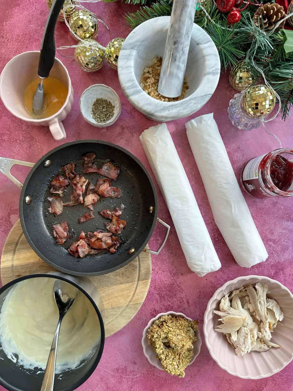 Una disposizione degli ingredienti per queste torte salate natalizie senza glutine.