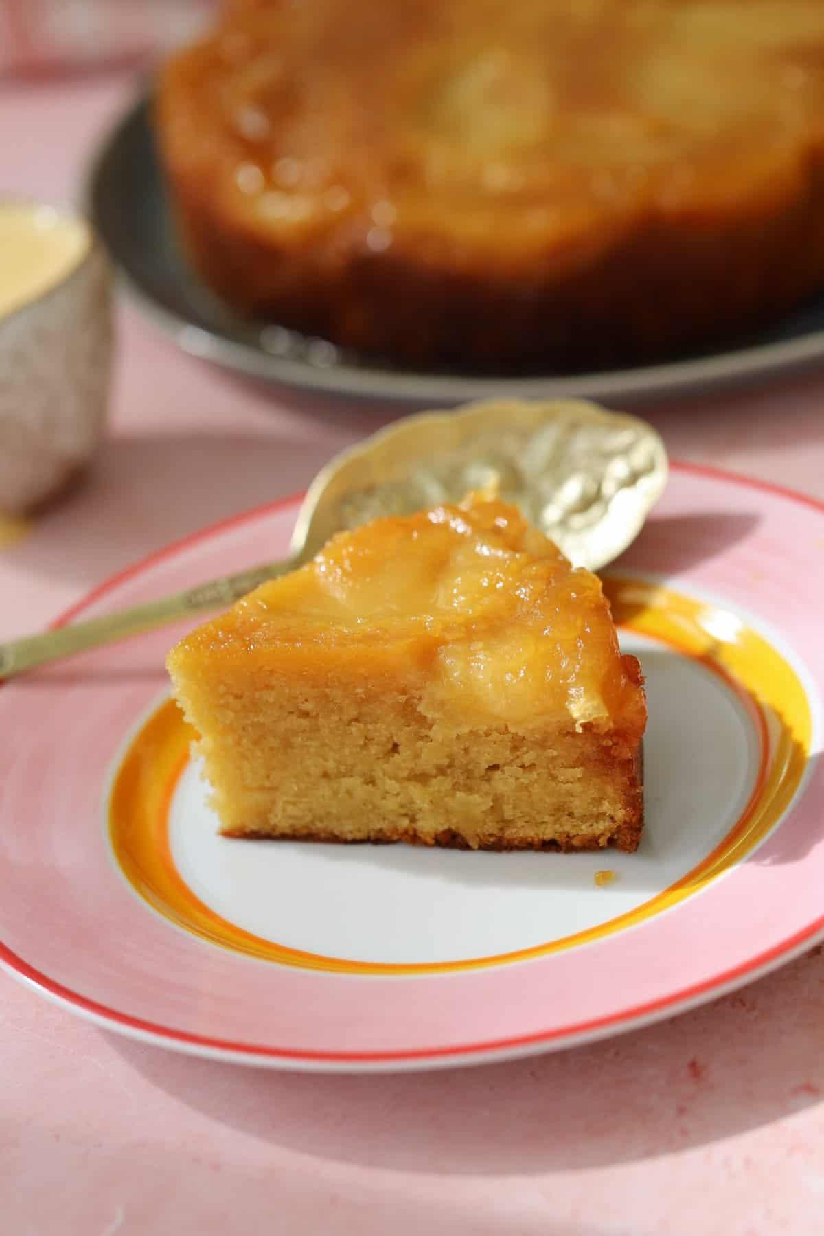 Torta di Mele Rovesciata 4 Una fetta di torta di mele rovesciata su un piatto.