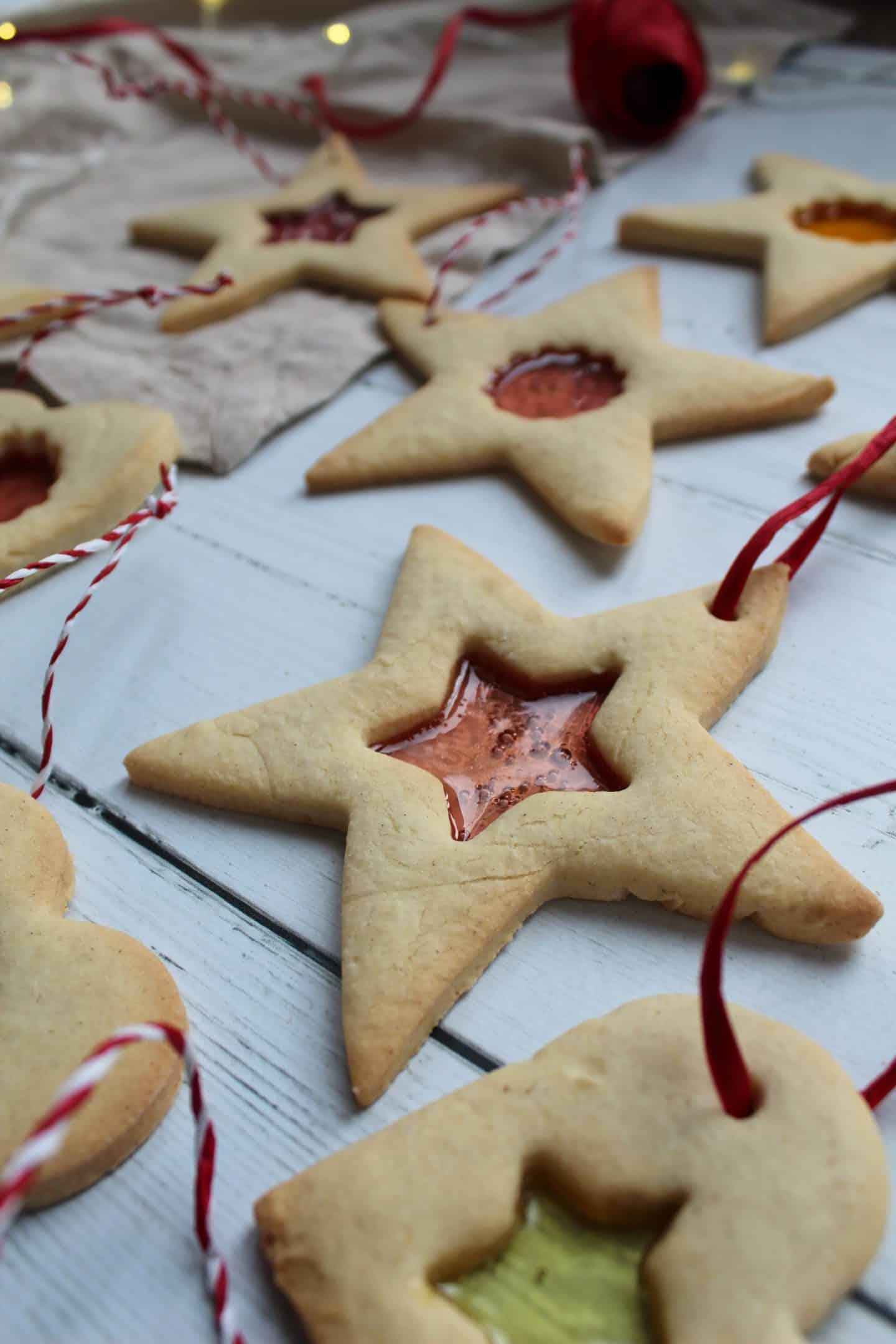 Biscotti di Natale con vetrata caramellata senza glutine 13
