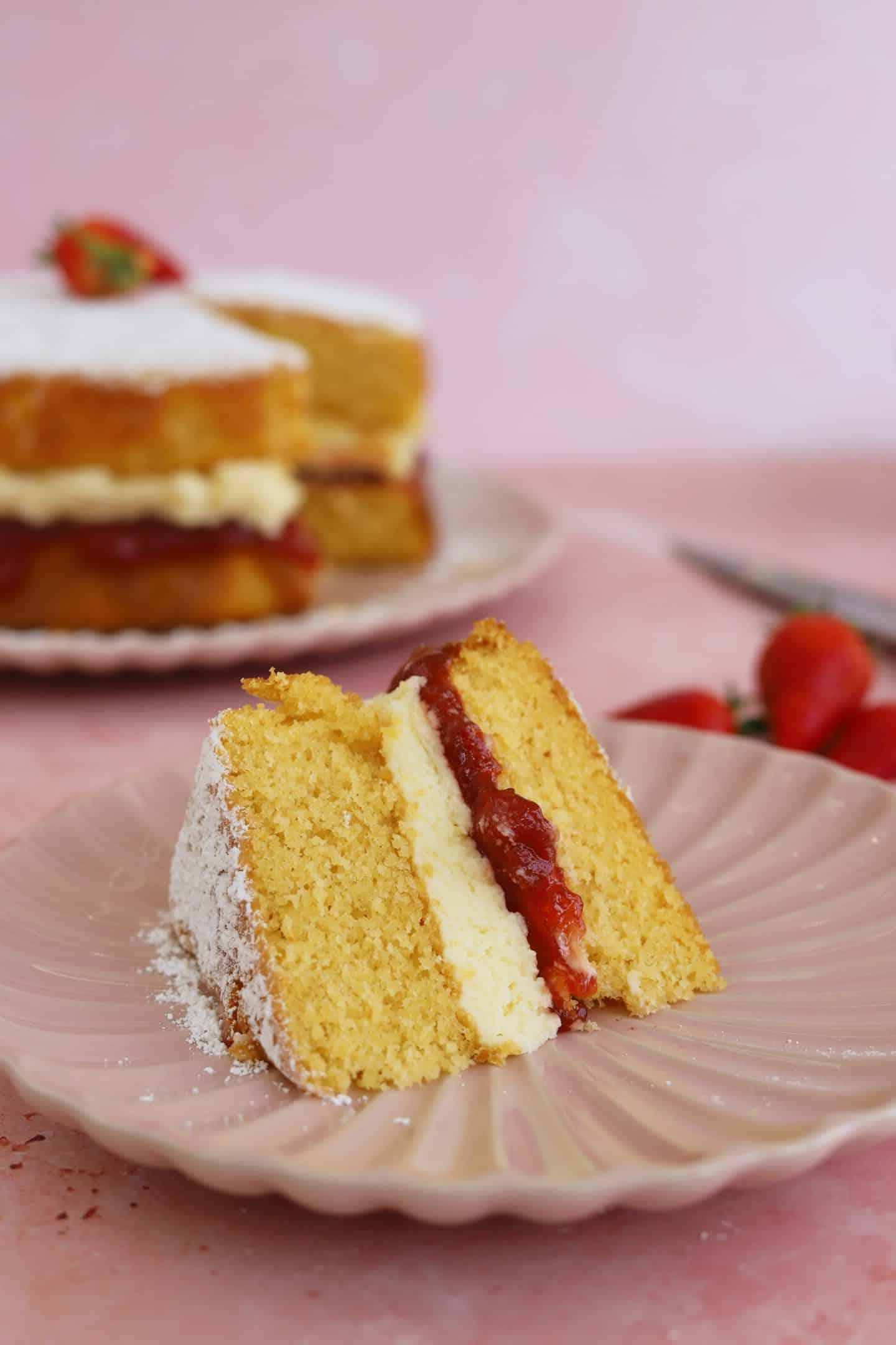 Torta Victoria Senza Glutine 4 Ingredienti disposti ordinatamente per la ricetta della torta Victoria senza glutine, inclusi uova, farina, burro e vasetti di marmellata, pronti per la preparazione.