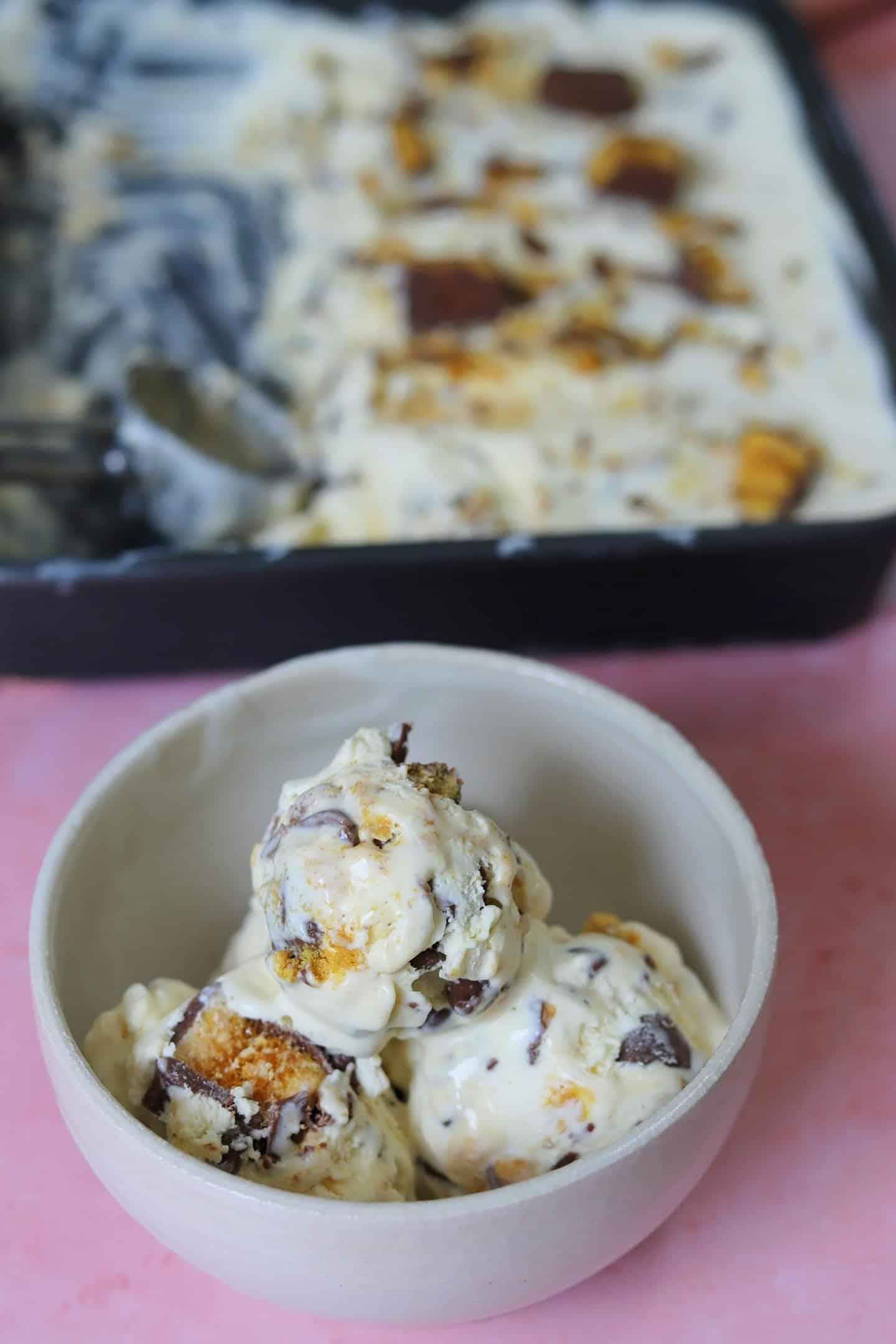 Gelato Croccante Senza Gelatiera 4 Una ciotola di gelato al cioccolato e nido d'ape.