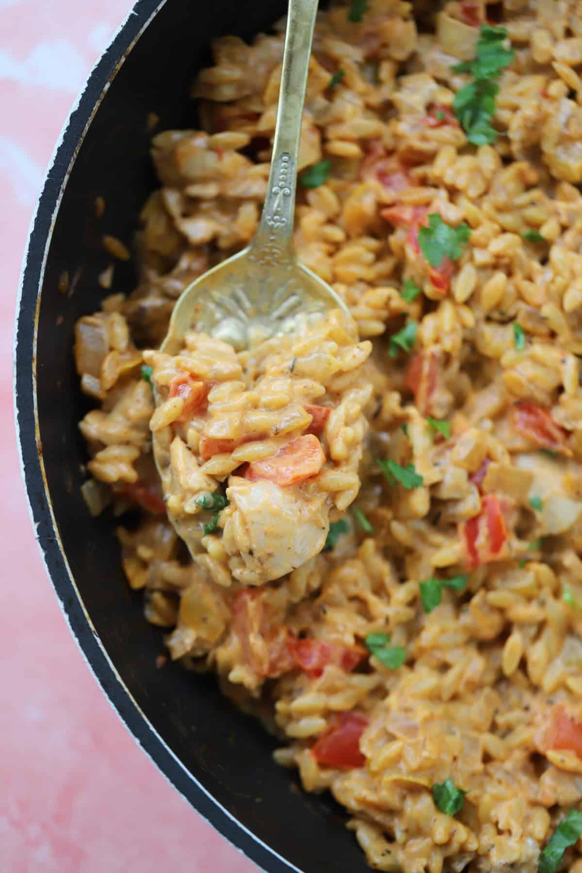 Orzo al Pollo Cajun 4 Ingredienti per orzo cremoso al pollo Cajun.