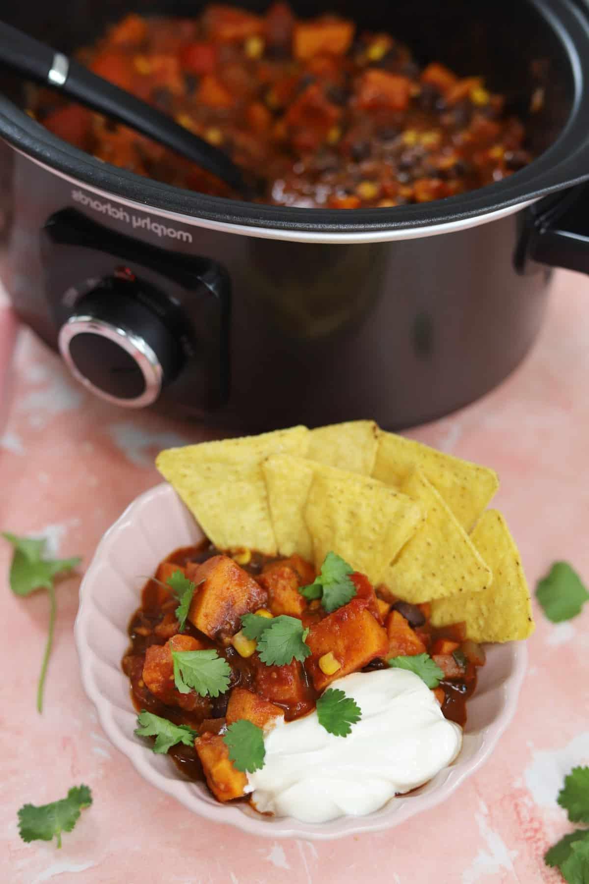 Chili di Patate Dolci a Cottura Lenta 4 Pentola a cottura lenta in azione con chili vegano