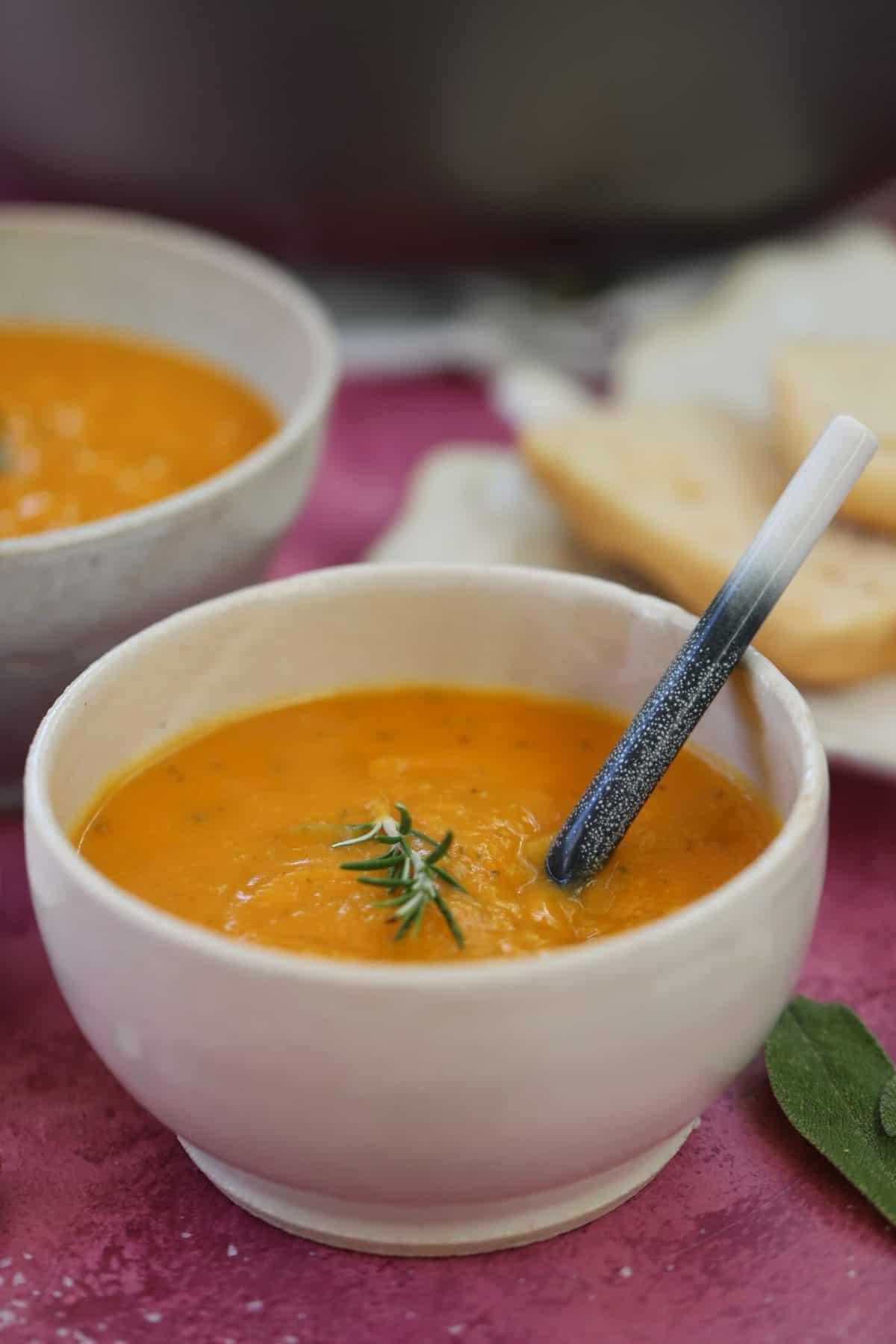 Zuppa di Zucca Violina e Patate Dolci 4 Ciotole di zuppa di zucca delicata e patate dolci.