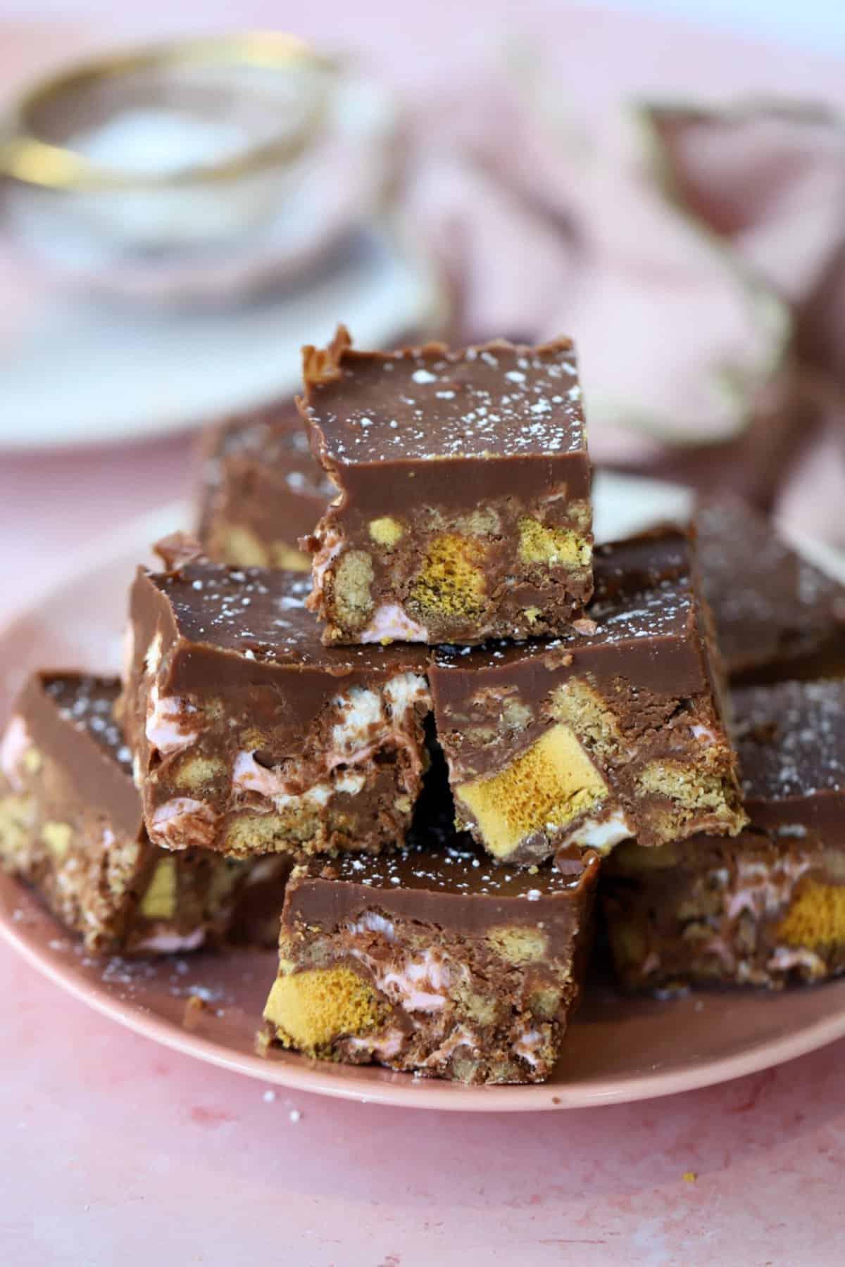 Rocky Road Senza Glutine 4 Un piatto di rocky road senza glutine.