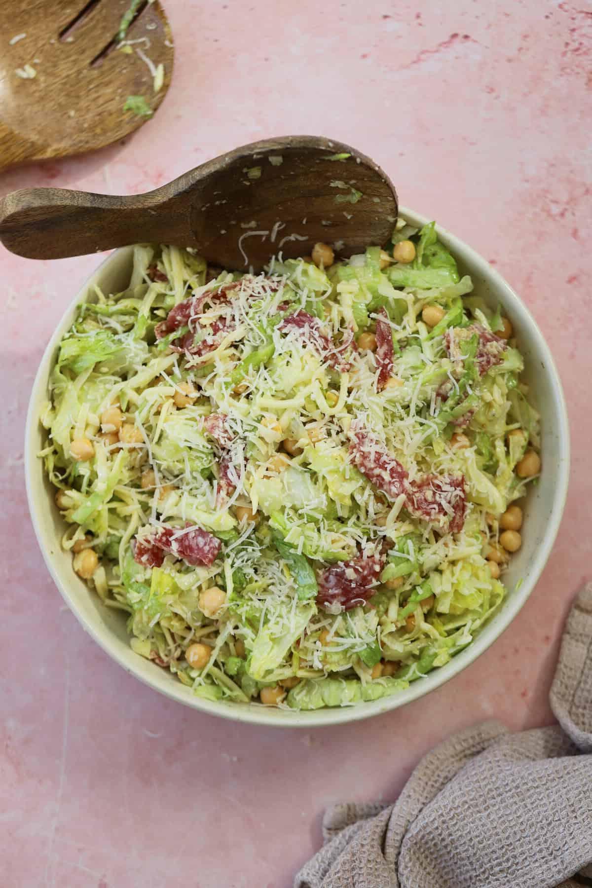 Una ciotola di Insalata Tritata La Scala con lattuga, mozzarella e salame.
