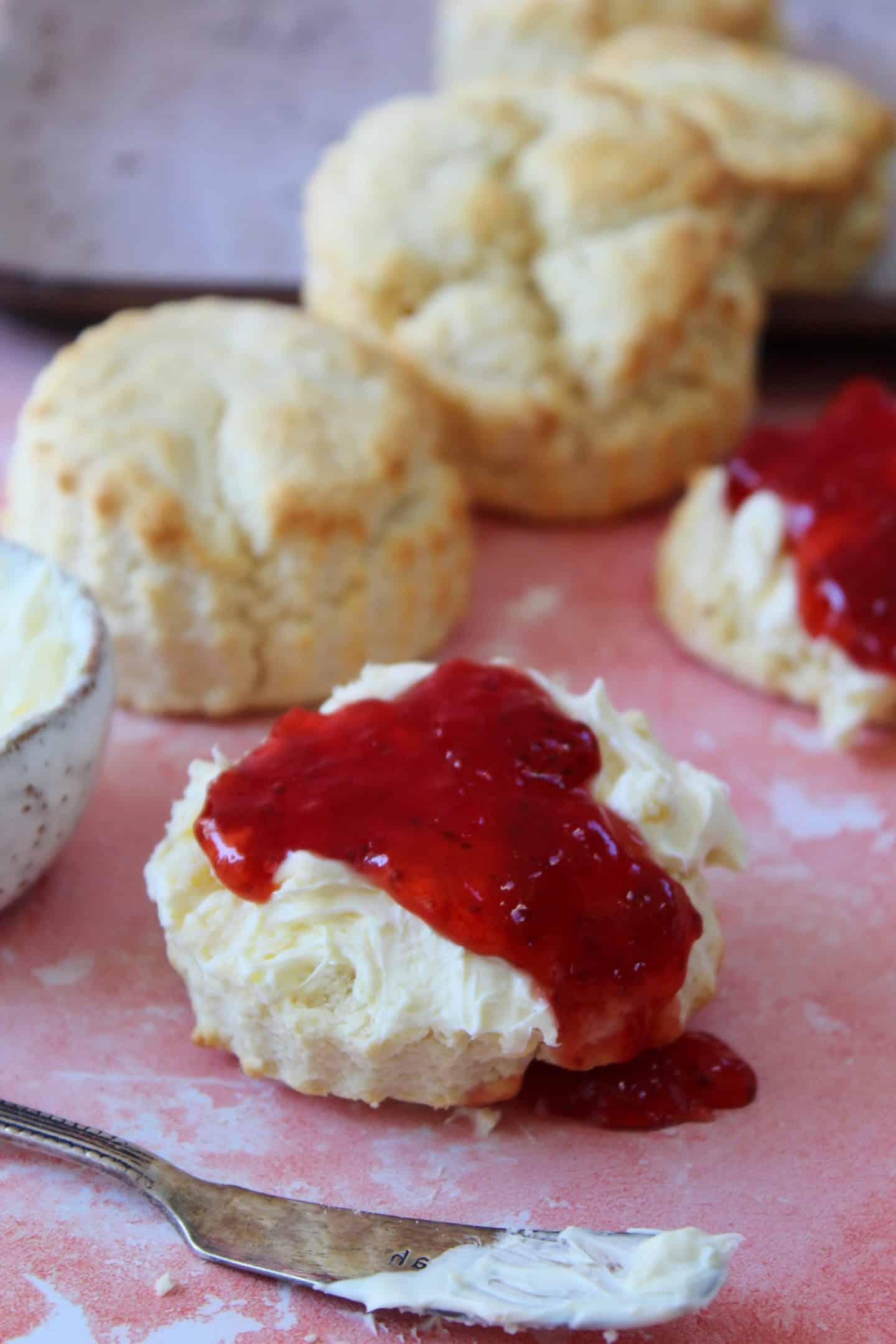 Scones Senza Glutine (Semplici o ai Frutti) 4 Uno scone con panna e marmellata.
