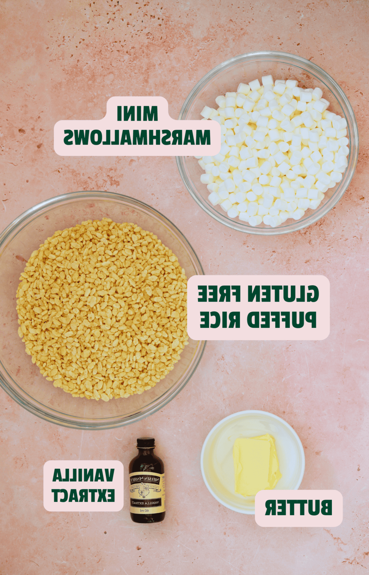 **Barrette di Riso Soffiato Senza Glutine** 5 Ingredienti per dolcetti di riso soffiato senza glutine su uno sfondo rosa con etichette di testo.