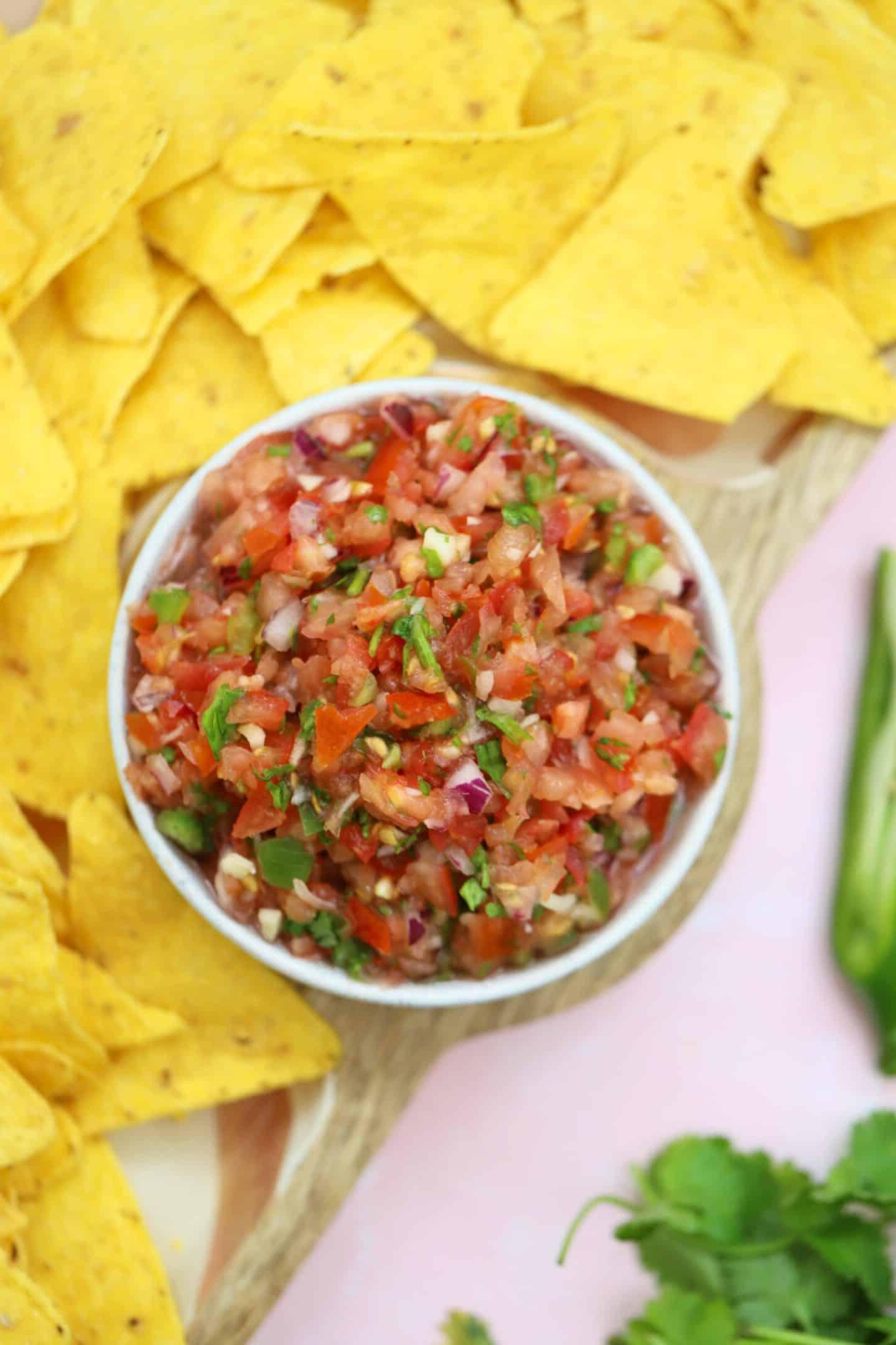 Salsa Senza Glutine 5 Una ciotola di salsa fatta in casa senza glutine con tortilla chips.