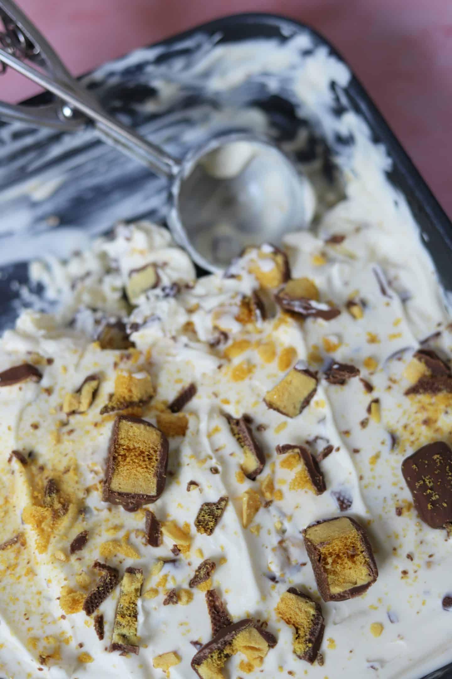 Gelato Croccante Senza Gelatiera 5 Gelato artigianale Crunchie in una teglia.