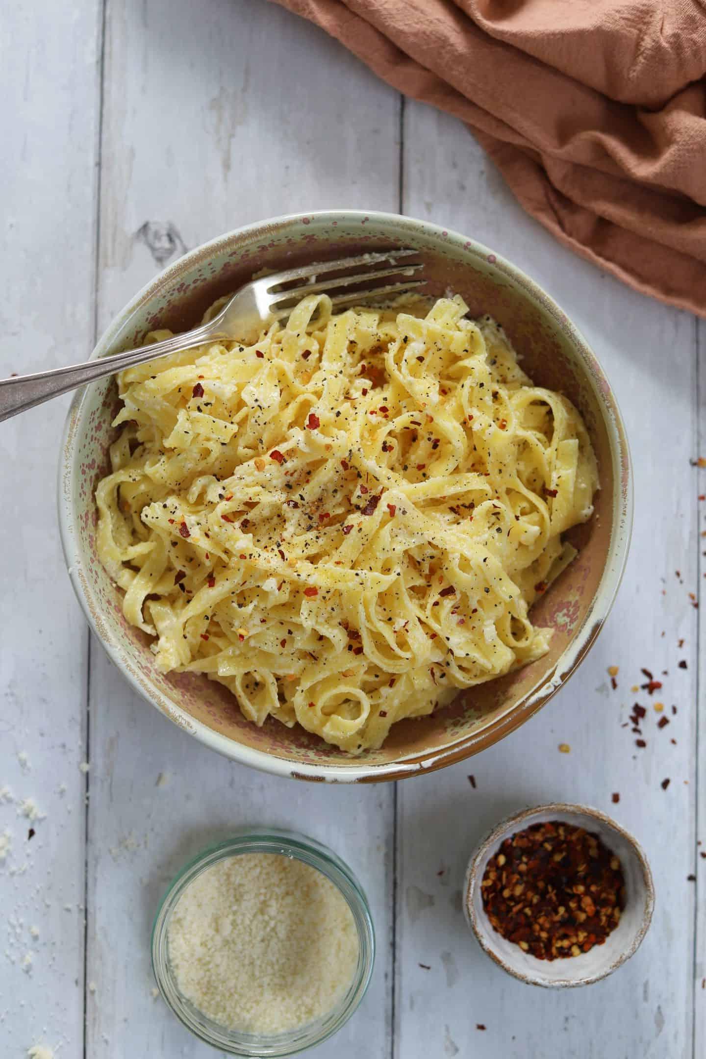 Pasta Cremosa all'Aglio Senza Glutine 5 Primo piano di pasta cremosa all'aglio senza glutine