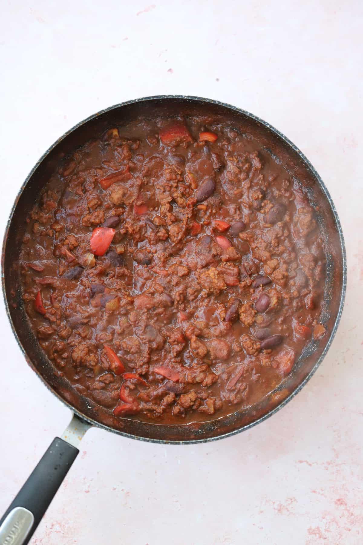 Chilli Con Carne Senza Glutine 5 Una pentola di chilli di manzo.