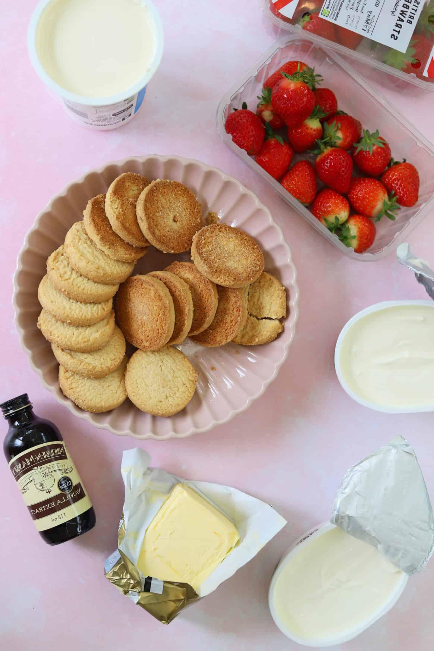 Cheesecake alla fragoga senza glutine 5 Foto flat lay degli ingredienti per la cheesecake alle fragole.