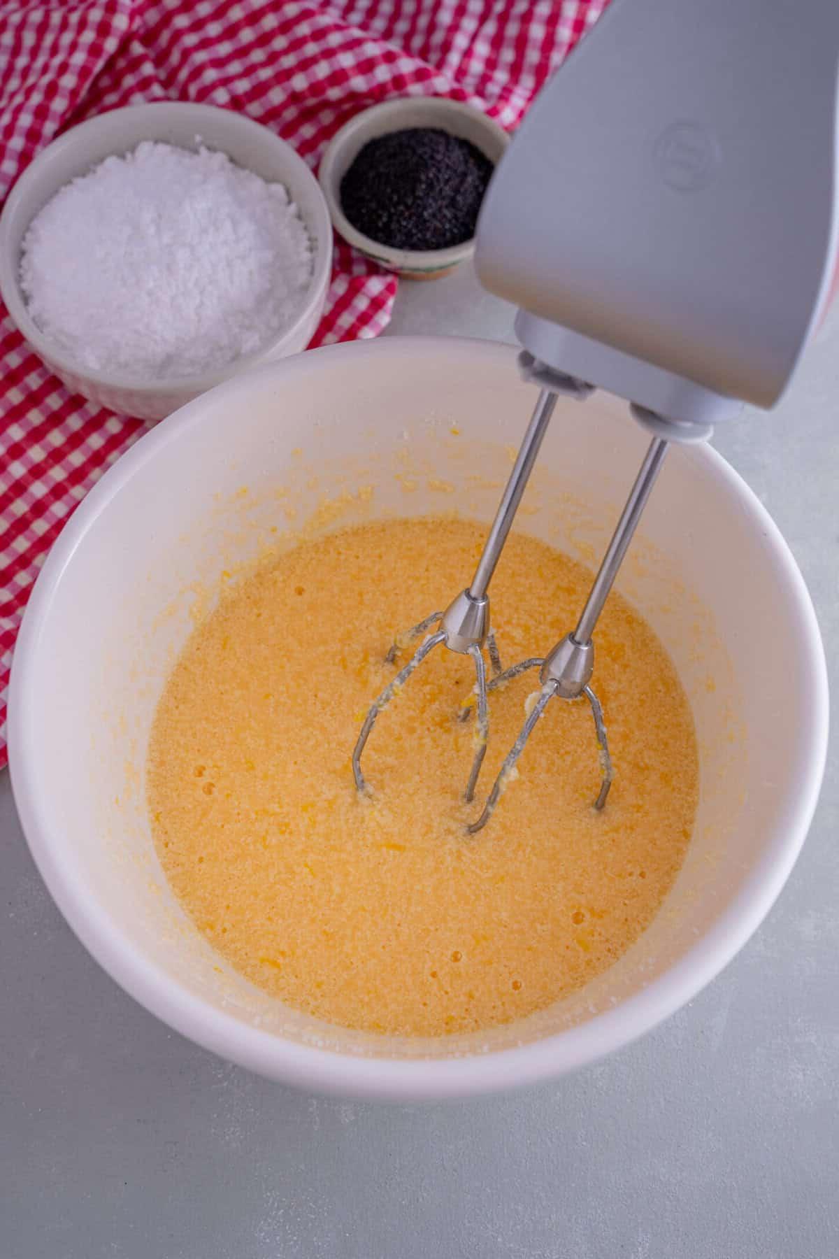 Gli ingredienti umidi per i muffin mescolati insieme.