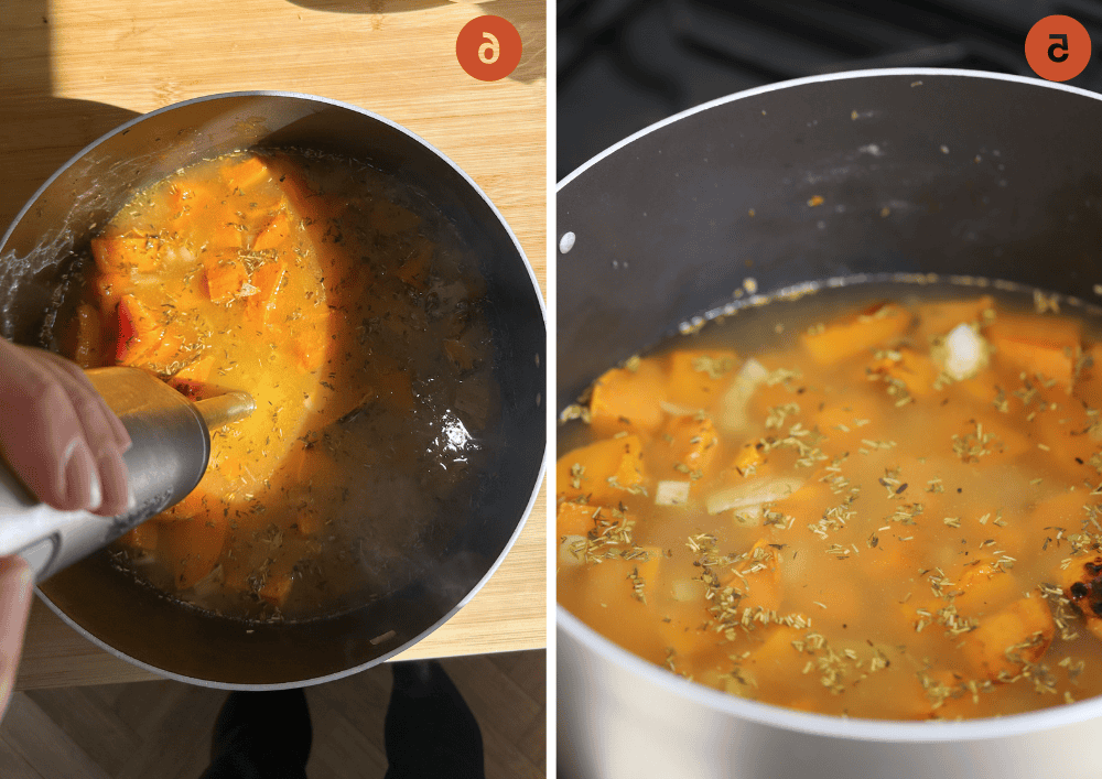 Zuppa di Zucca Violina e Patate Dolci 7 La zuppa di zucca delicata e patate dolci in una pentola e frullata con un frullatore a immersione.
