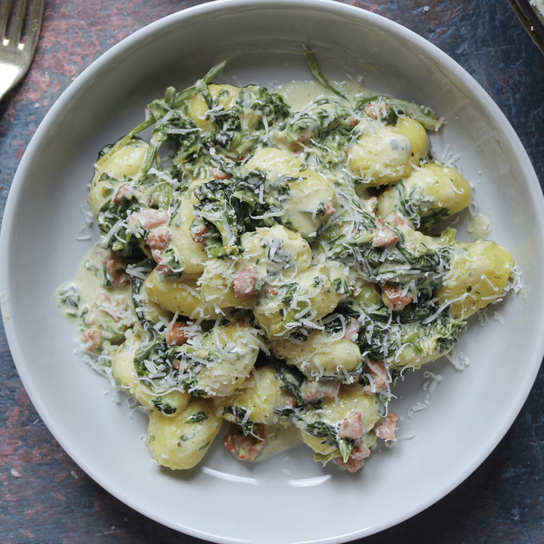 10+ Ricette Senza Glutine in Meno di 30 Minuti 7 Gnocchi cremosi con pancetta e spinaci, pronti in 10 minuti