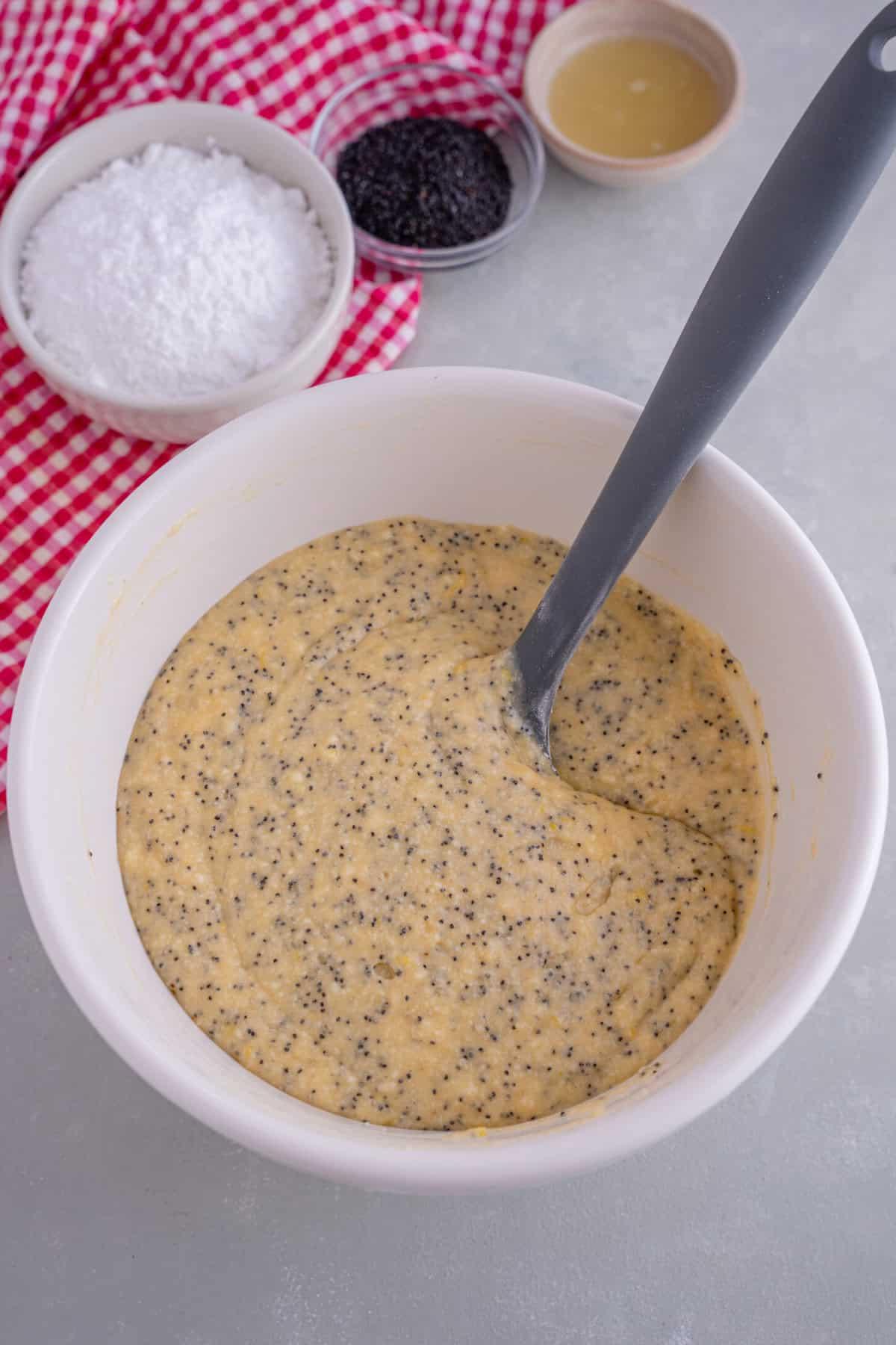 L'impasto per muffin al limone e semi di papavero in una ciotola.