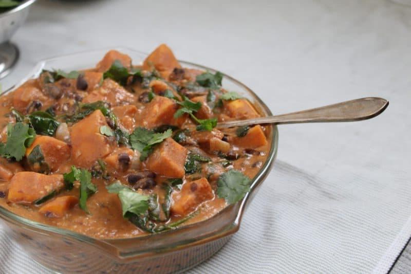 RICETTA VEGANA SENZA GLUTINE STUFATO DI PATATE DOLCI E BURRO DI ARACHIDI