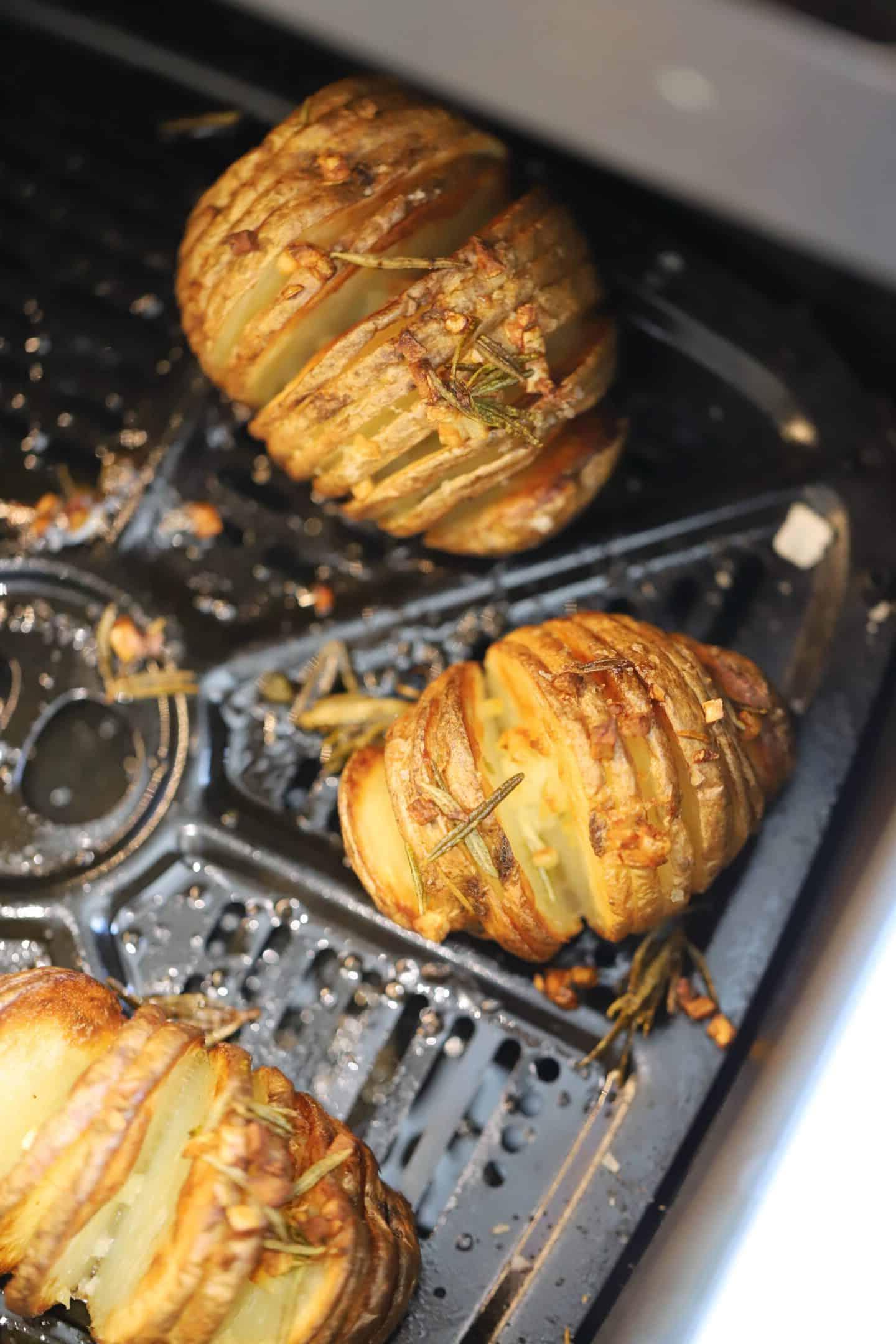 Patate Hasselback in friggitrice ad aria 6 Patate hasselback nel cestello della friggitrice ad aria.