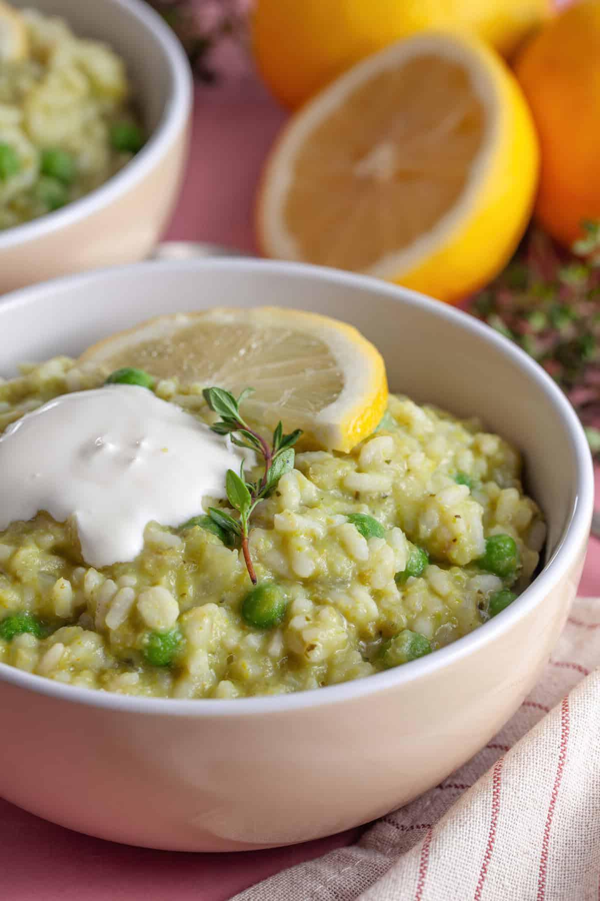 Risotto di Piselli 7 Una ciotola di risotto ai piselli con limone e timo, e una guarnizione di crème fraîche.