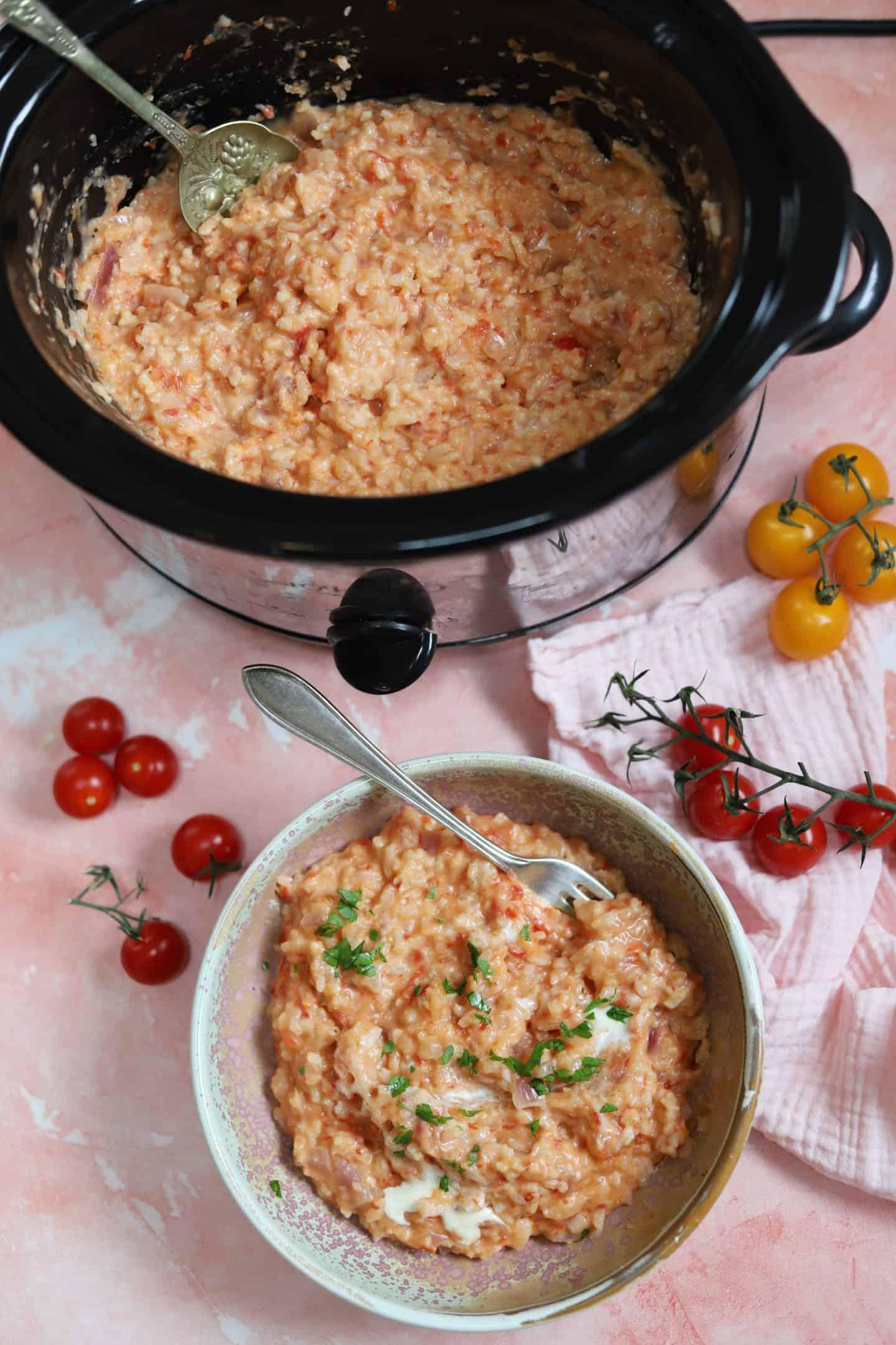 Risotto al Pomodoro e Mascarpone 7 Una slow cooker e una ciotola di risotto al pomodoro e mascarpone, che mostra la versatilità della ricetta.