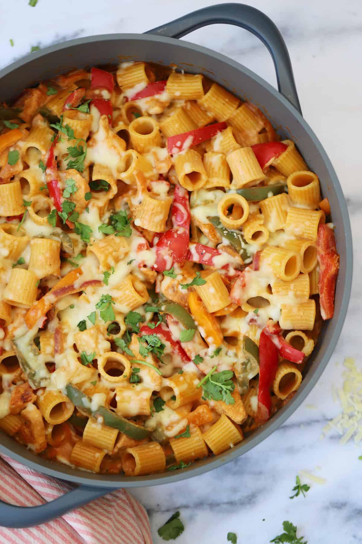 Una padella di pasta fajita cremosa al pollo senza glutine.