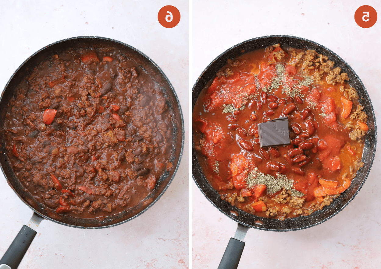 Chilli Con Carne Senza Glutine 8 Aggiungere i pomodori e il cioccolato al chili di manzo e (a destra) una pentola di chilli con carne.