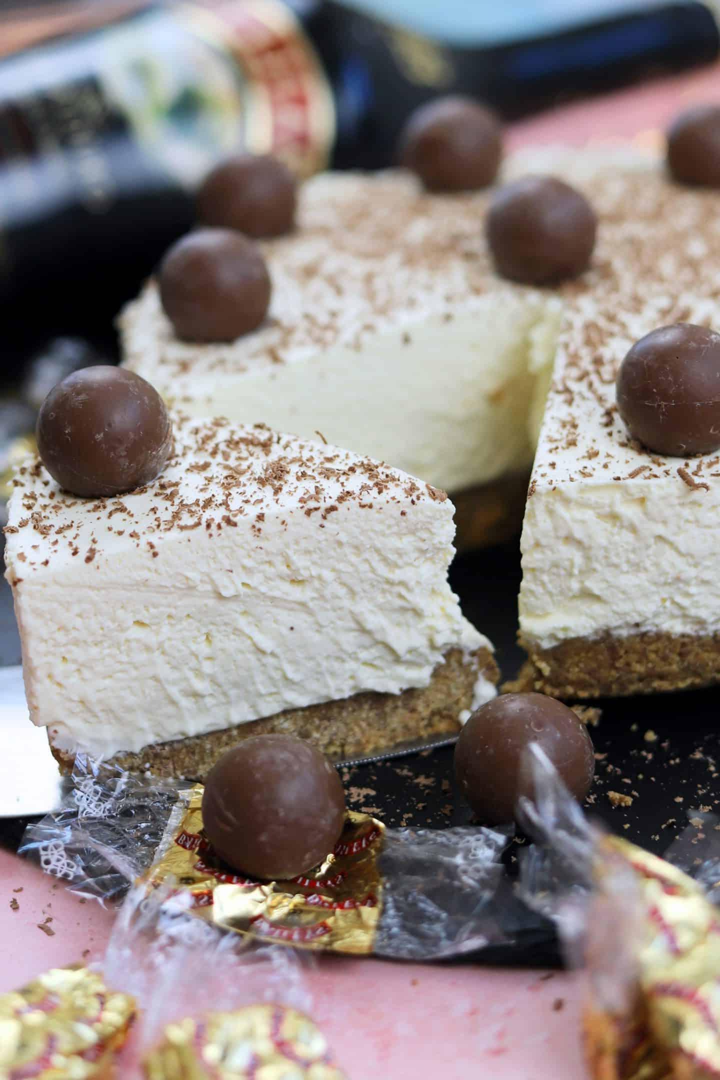 25+ Dolci Natalizi Senza Glutine 8 A slice of no bake Bailey's cheesecake.