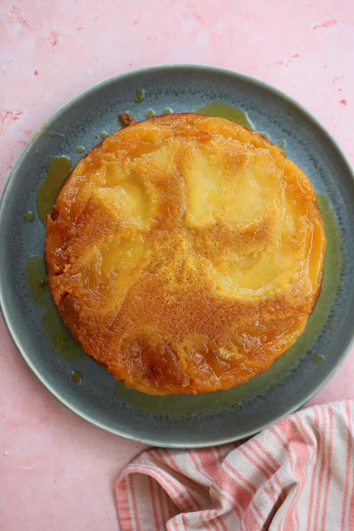 Torta di Mele Rovesciata 8 Ripresa dall'alto della torta di mele rovesciata finita su un piatto.
