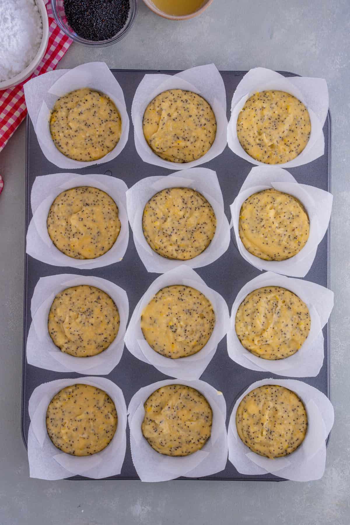 I muffin al limone e semi di papavero prima della cottura.