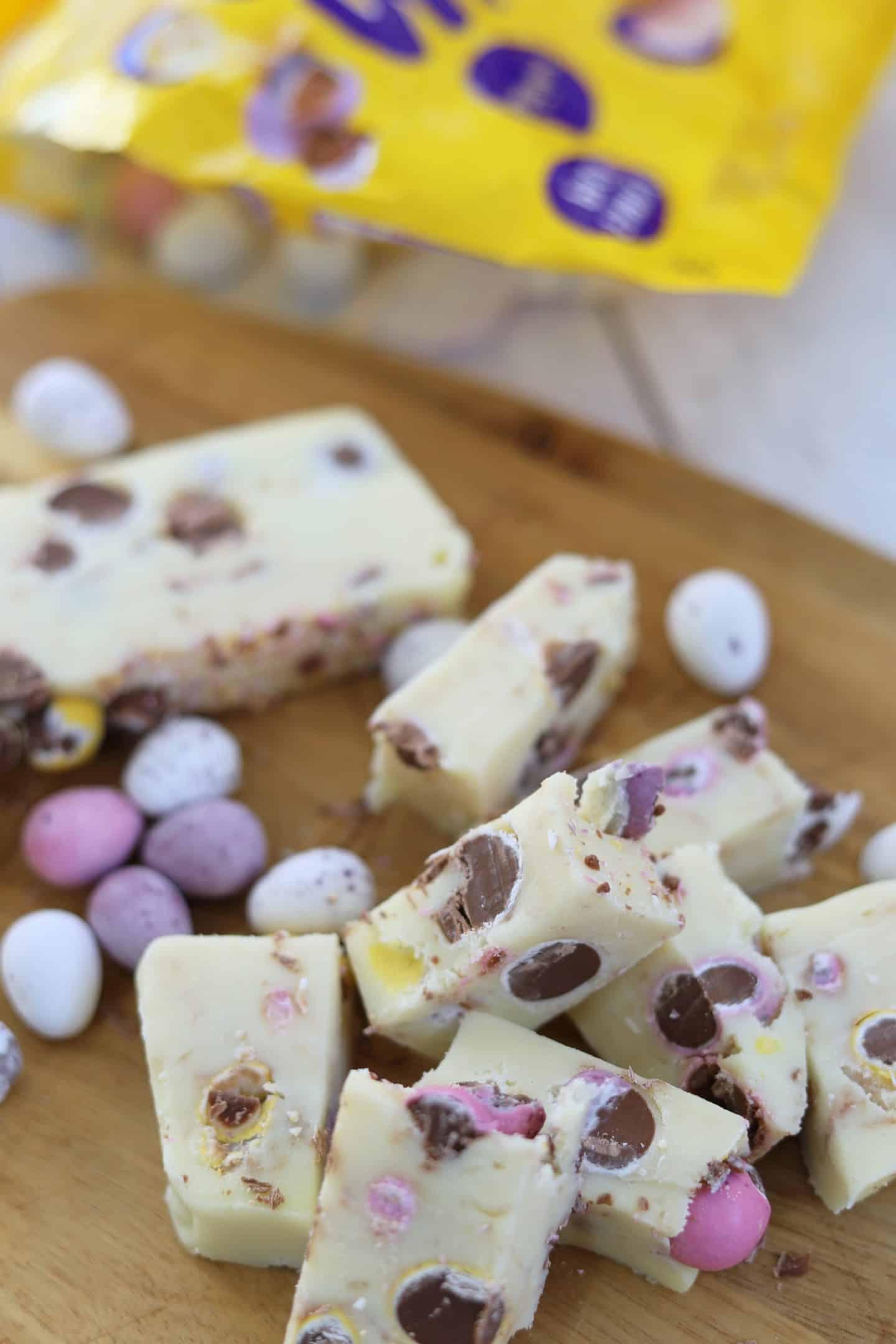 Fudge alle Mini Uova 8 Cubetti di Mini Egg fudge su un tagliere.