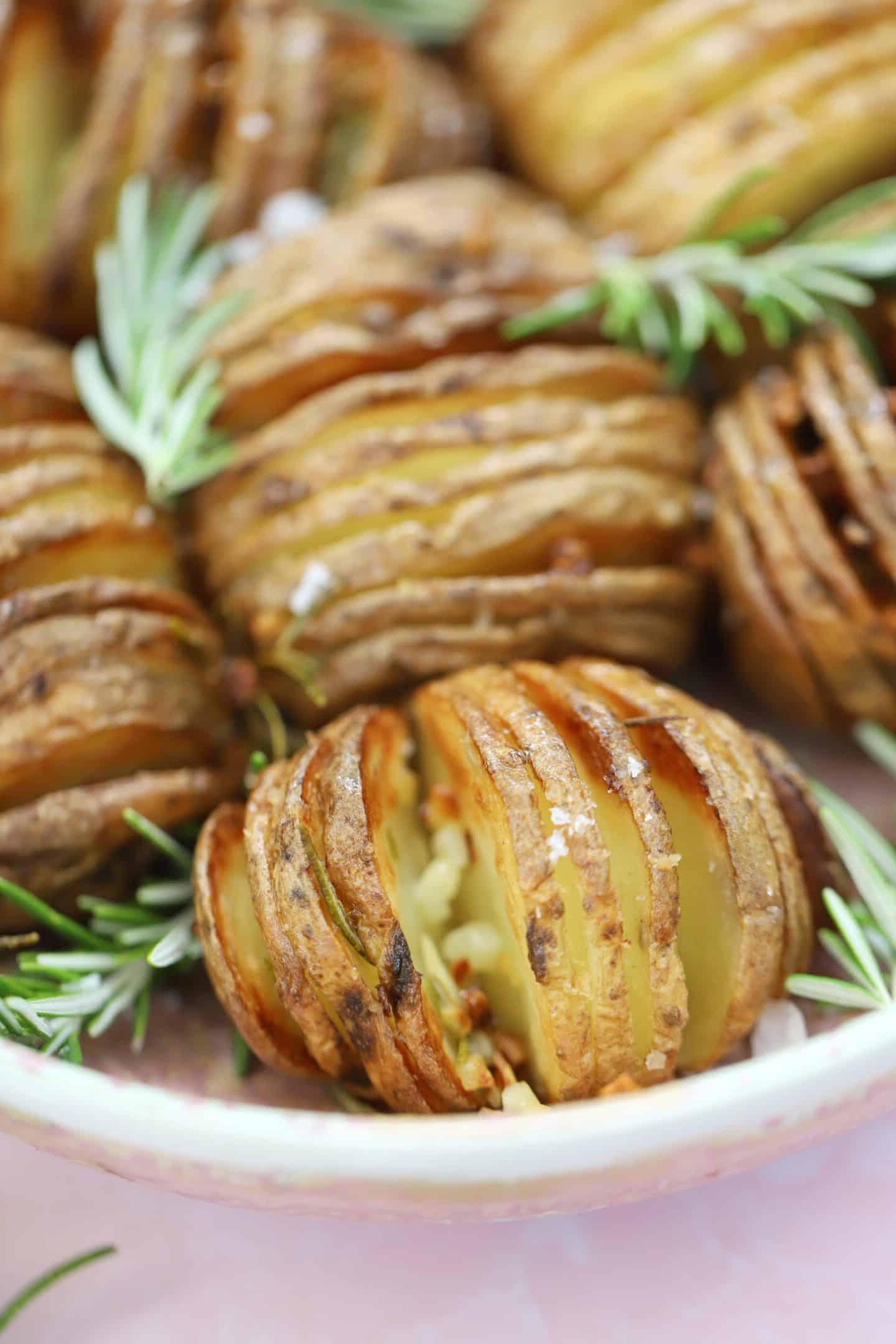 Patate Hasselback in friggitrice ad aria 7 Una ciotola di patate hasselback cotte in friggitrice ad aria.