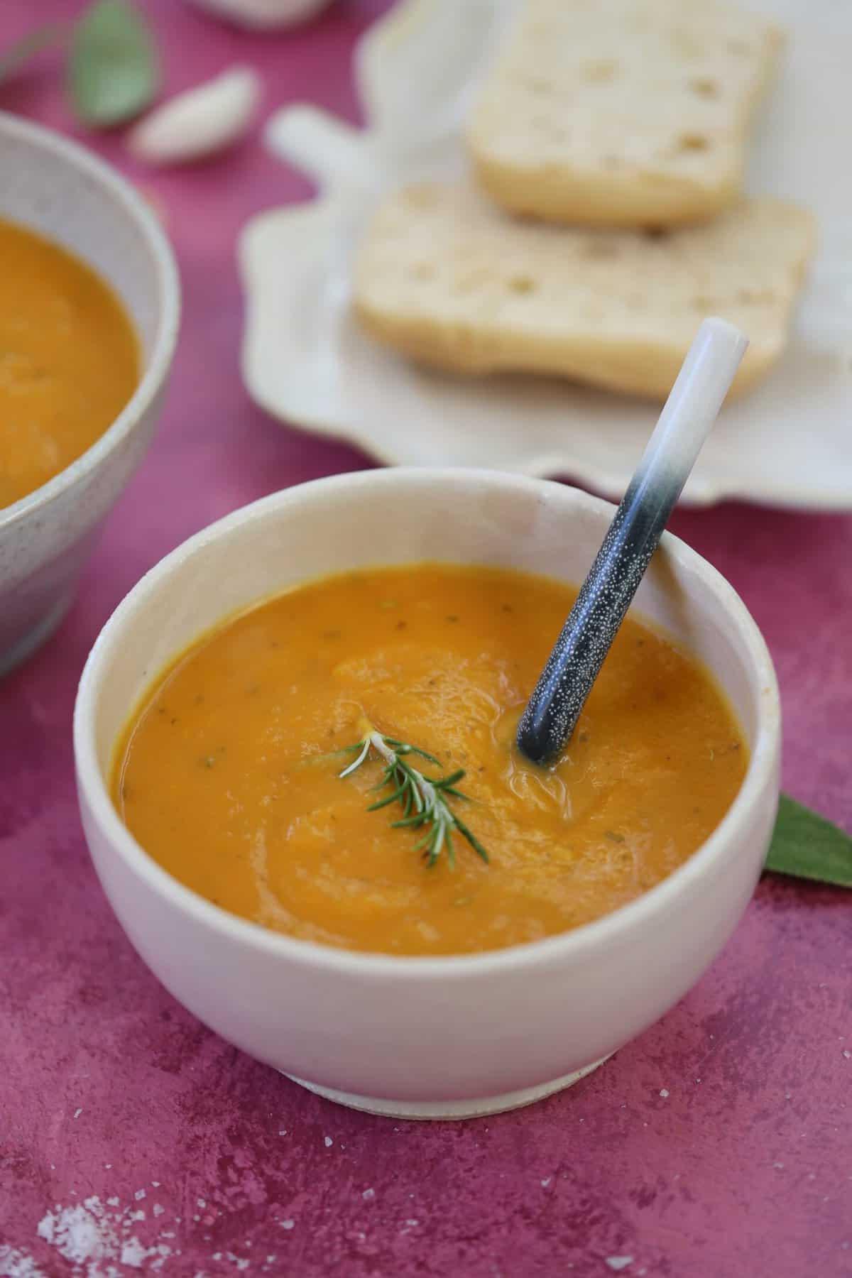 Zuppa di Zucca Violina e Patate Dolci 8 Zuppa di zucca delicata e patate dolci con pane sullo sfondo.