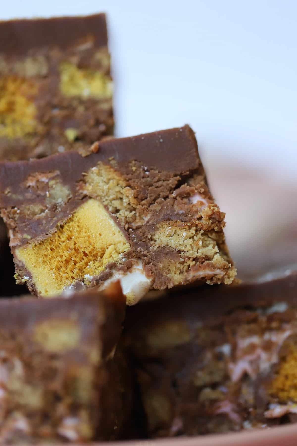 Rocky Road Senza Glutine 8 Primo piano di un rocky road con barrette Crunchie.