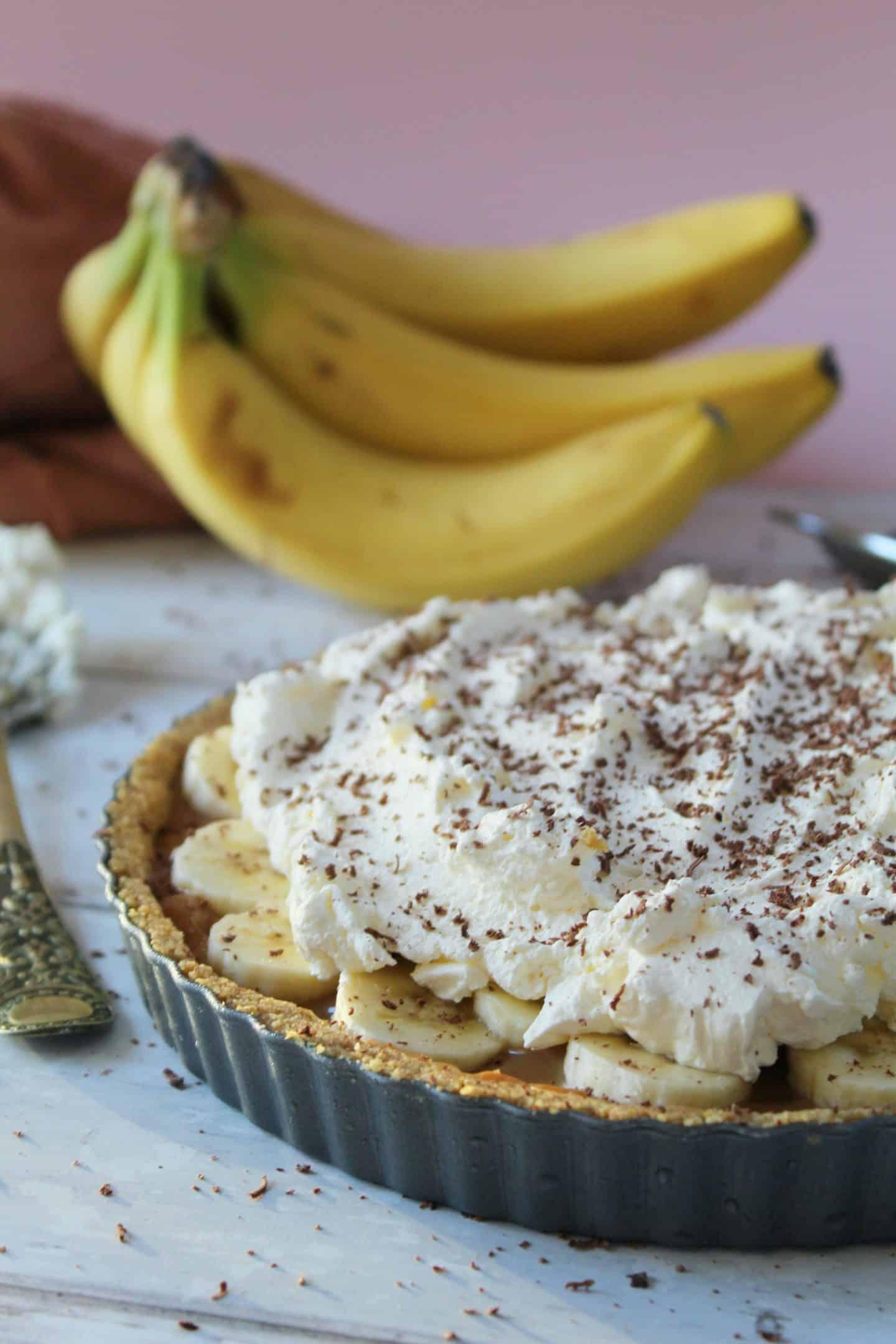 25+ Dolci Natalizi Senza Glutine 9 A gluten free banoffee pie with bananas in the background.