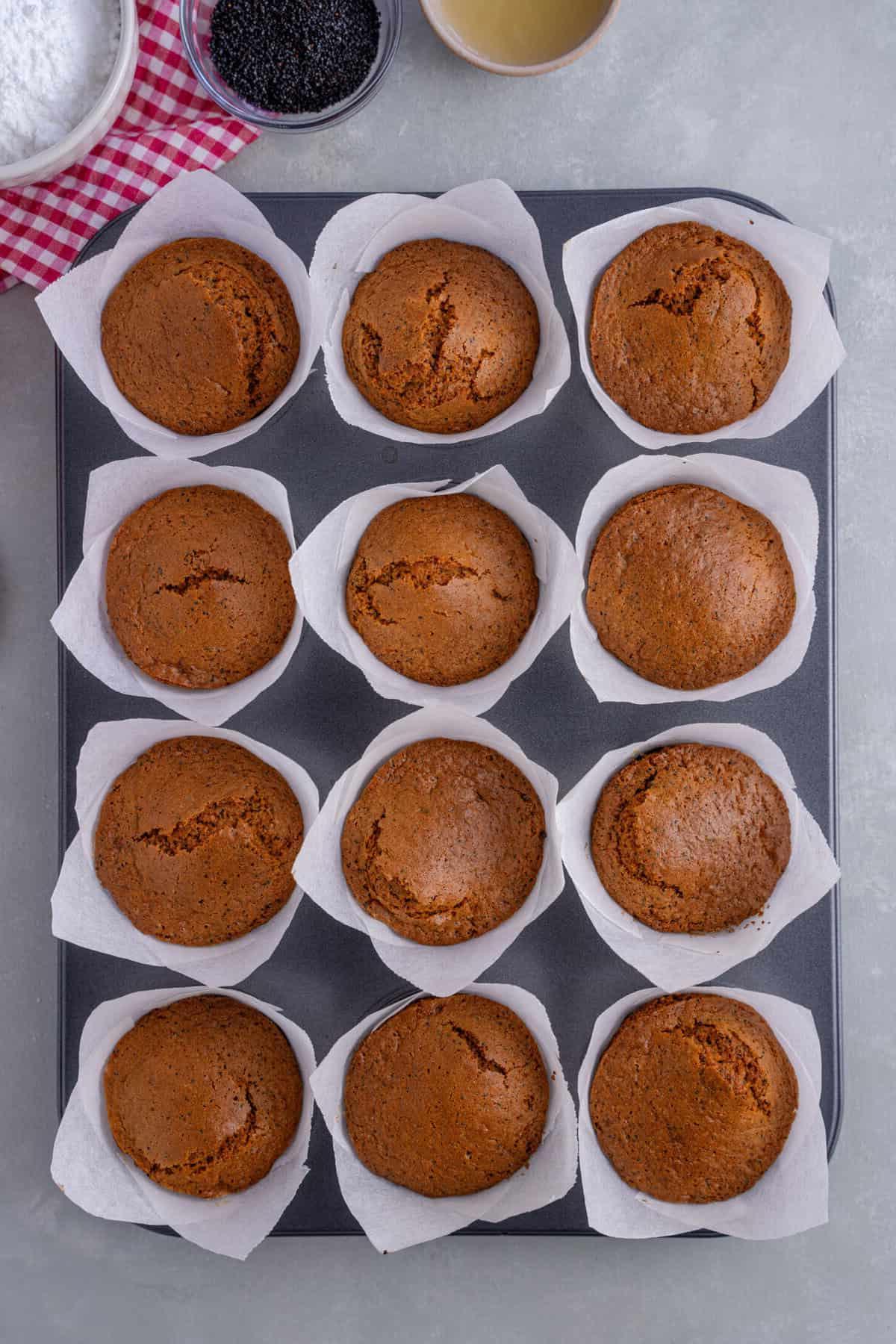 I muffin al limone e semi di papavero appena sfornati.