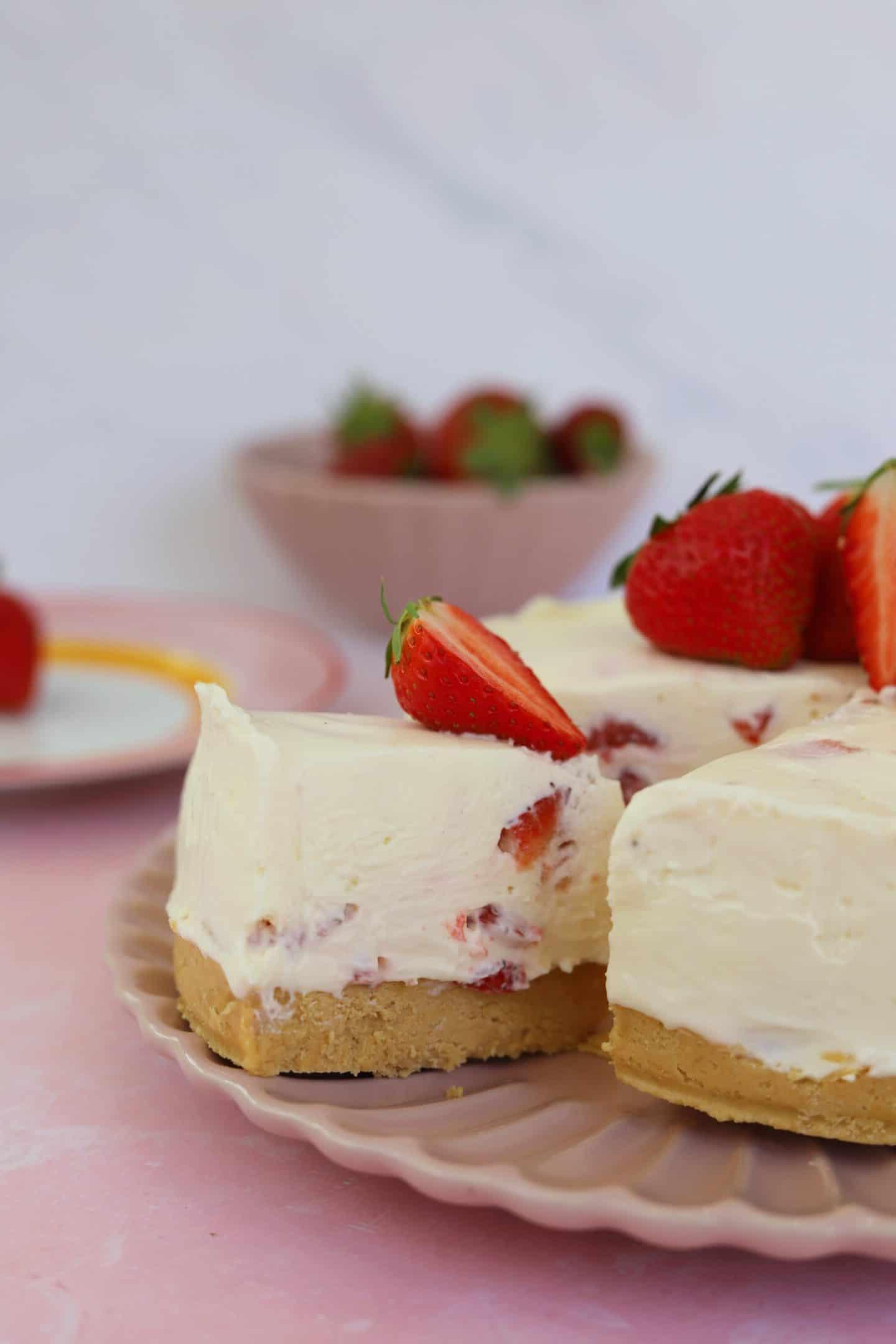 Cheesecake alla fragoga senza glutine 9 Una fetta di cheesecake alle fragole senza glutine e senza cottura.