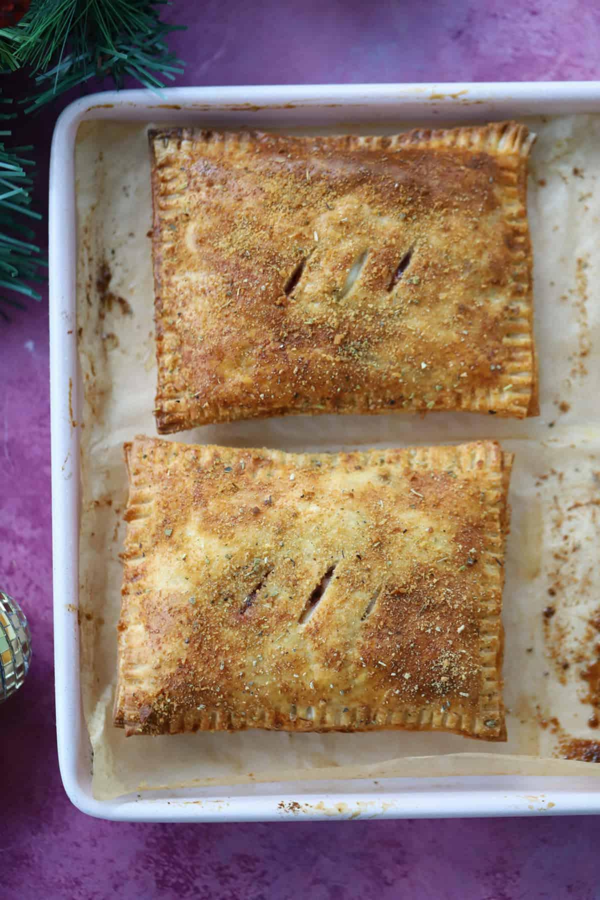 Due torte salate natalizie su una teglia.