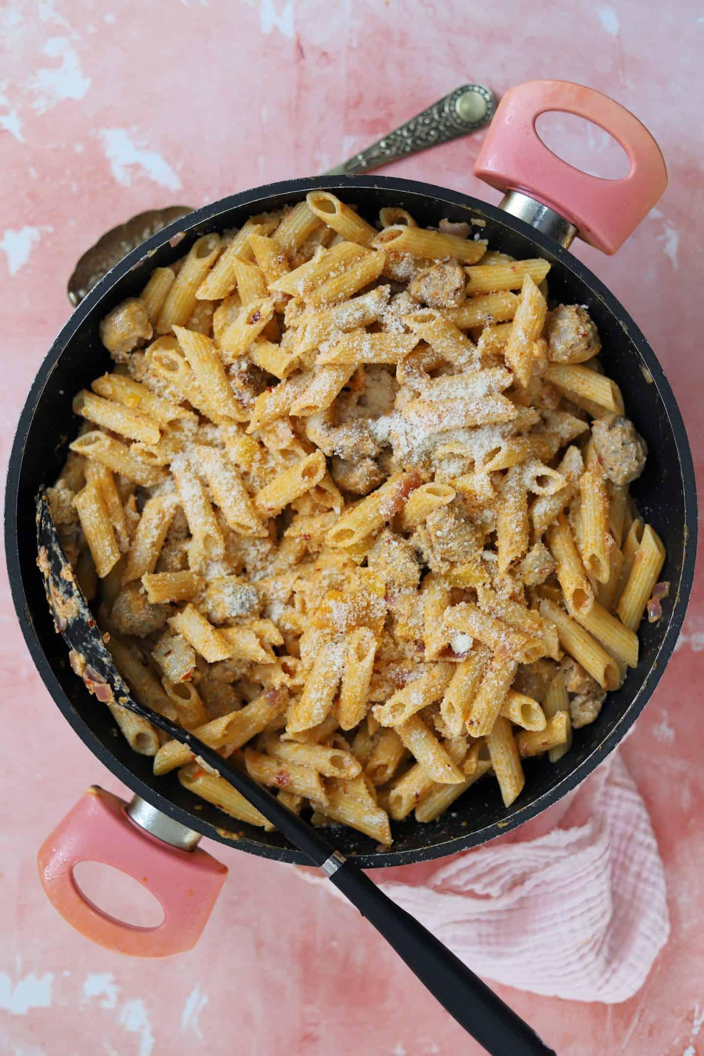 Pasta cremosa con salsiccia 2 Una padella di pasta cremosa con salsiccia.