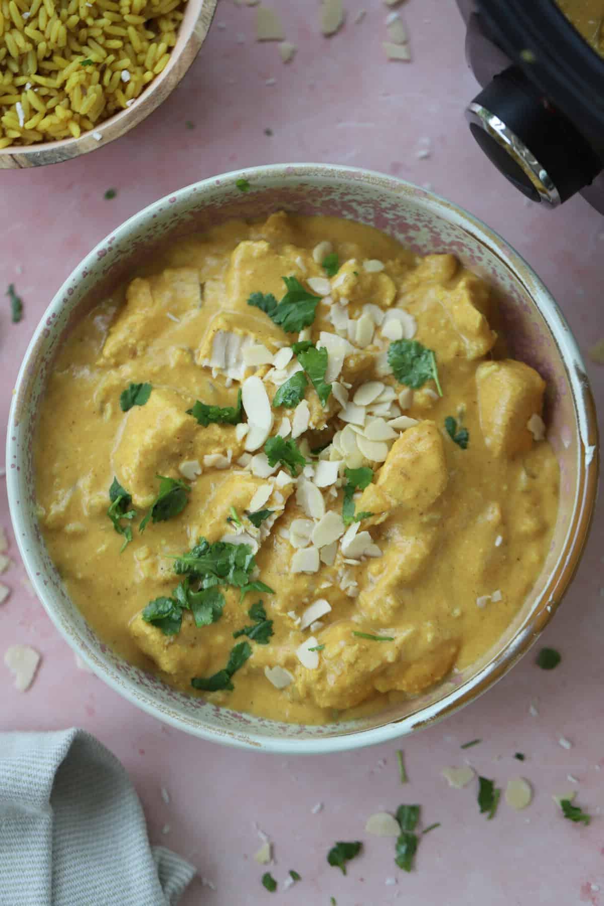Korma di Pollo a Cottura Lenta 2 Una ciotola di korma di pollo cotto in slow cooker.