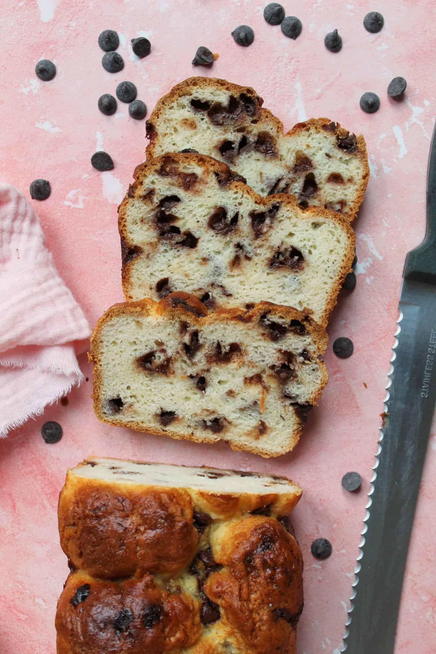 Brioche Senza Glutine con Gocce di Cioccolato 2 Brioche senza glutine con gocce di cioccolato, appena sfornata e dorata