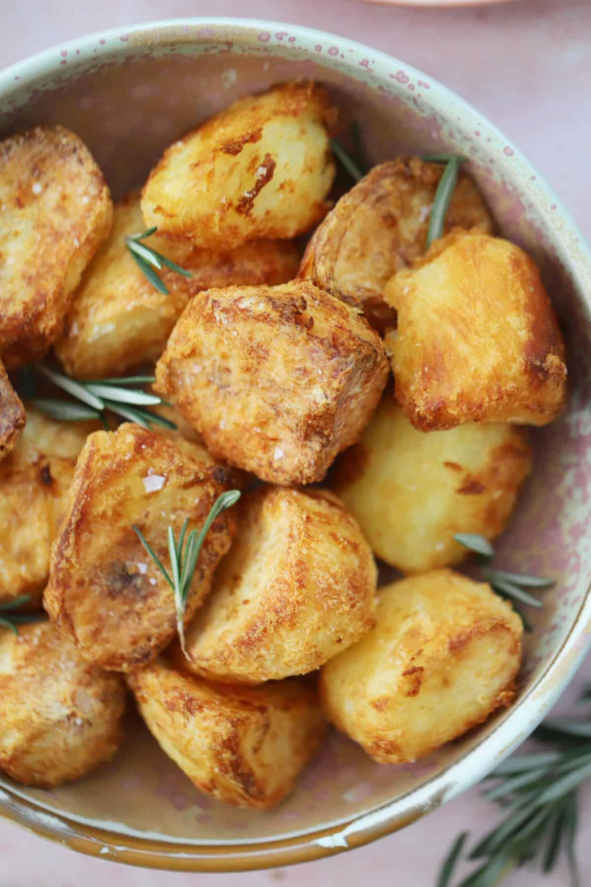 Patate Arrosto in Friggitrice ad Aria 2 Una ciotola di patate arrosto cotte nella friggitrice ad aria, dorate e croccanti.