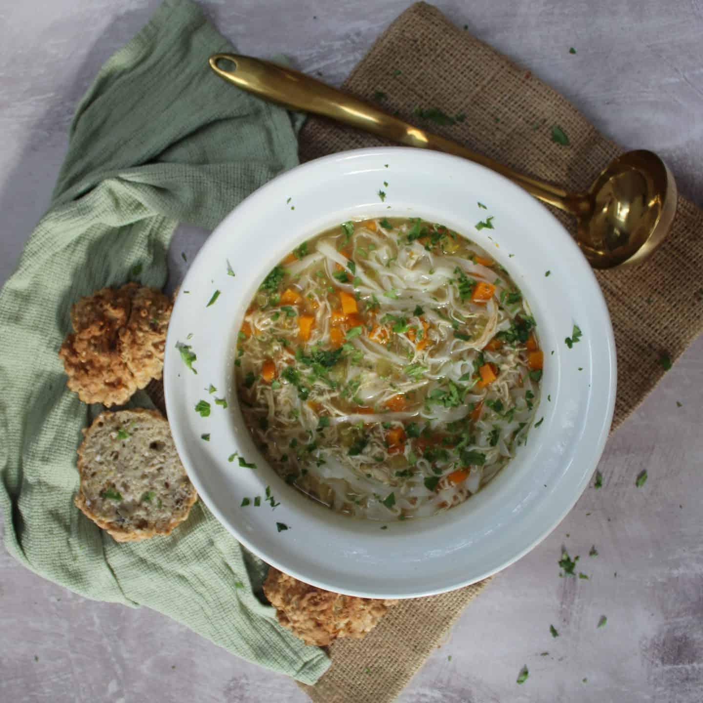 Minestra di pollo e pasta a cottura lenta 3 Zuppa di Pollo con Noodles Senza Glutine nella Pentola Lenta